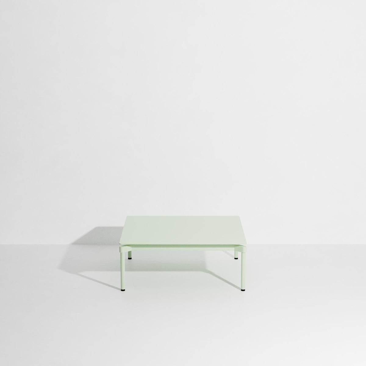 Quadratischer Couchtisch Fromme von Petite Friture aus Aluminium in Coral, mattierte Pulverbeschichtung, Grösse 70x70x35 cm, für innen und aussen.