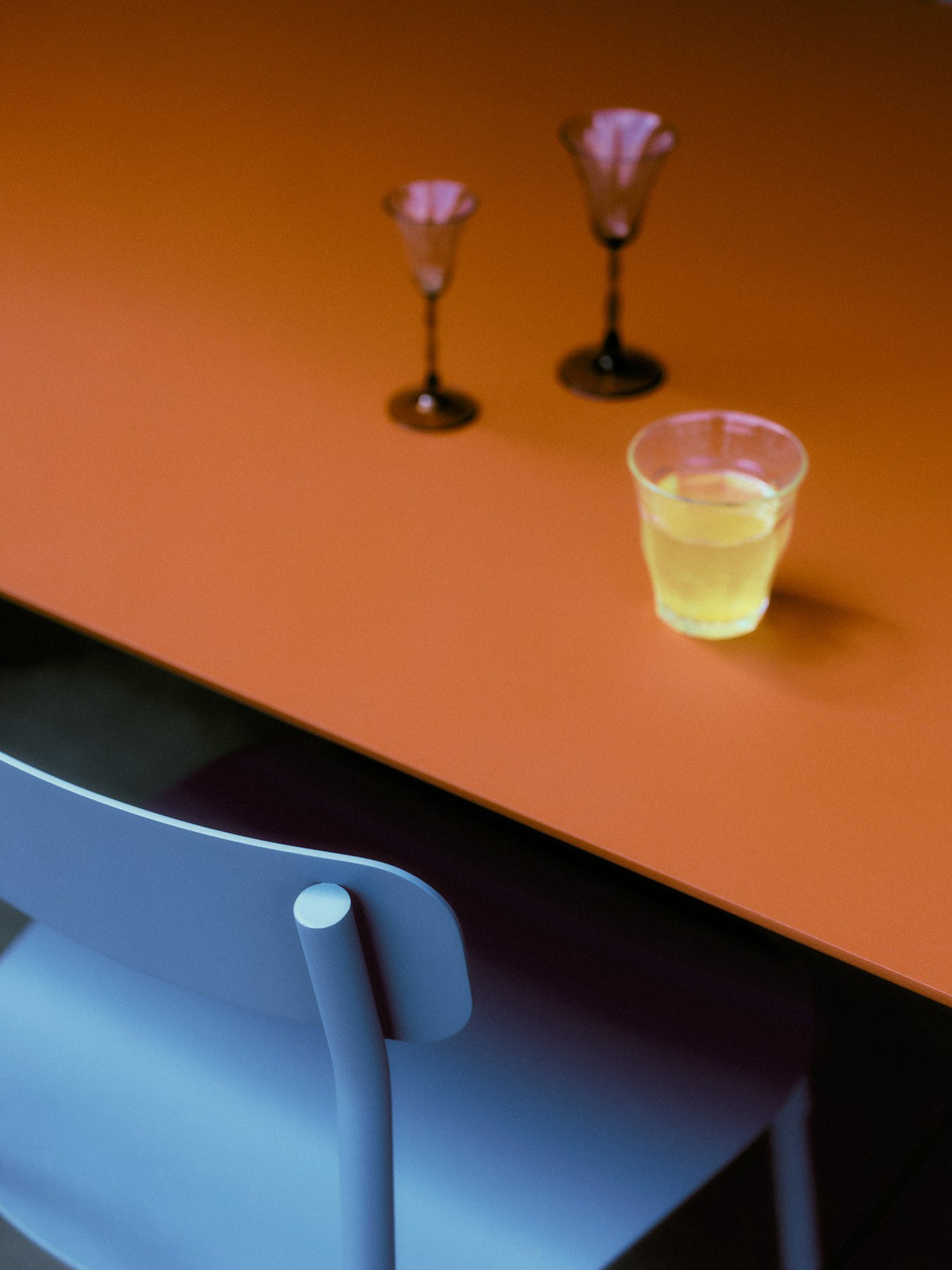 Quadratischer Couchtisch Fromme von Petite Friture aus Aluminium in Coral, mattierte Pulverbeschichtung, Grösse 70x70x35 cm, für innen und aussen.