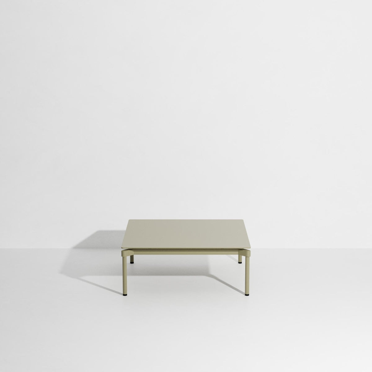 Quadratischer Couchtisch Fromme von Petite Friture aus Aluminium in Coral, mattierte Pulverbeschichtung, Grösse 70x70x35 cm, für innen und aussen.
