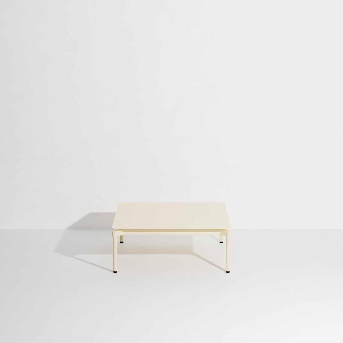 Quadratischer Couchtisch Fromme von Petite Friture aus Aluminium in Coral, mattierte Pulverbeschichtung, Grösse 70x70x35 cm, für innen und aussen.