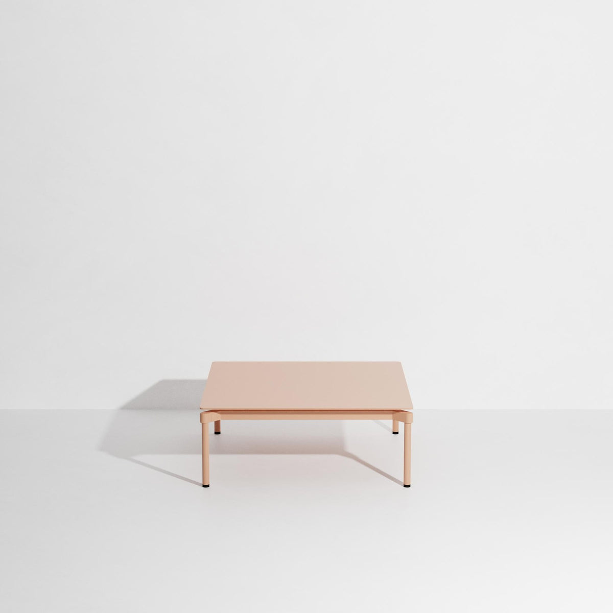 Quadratischer Couchtisch Fromme von Petite Friture aus Aluminium in Coral, mattierte Pulverbeschichtung, Grösse 70x70x35 cm, für innen und aussen.