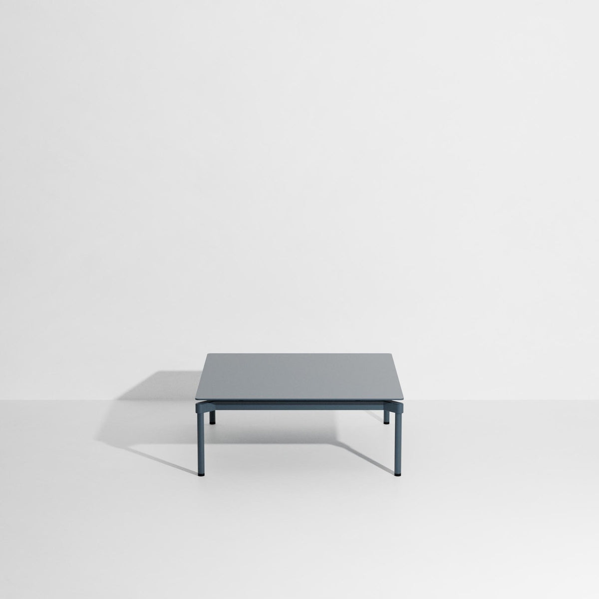 Quadratischer Couchtisch Fromme von Petite Friture aus Aluminium in Coral, mattierte Pulverbeschichtung, Grösse 70x70x35 cm, für innen und aussen.