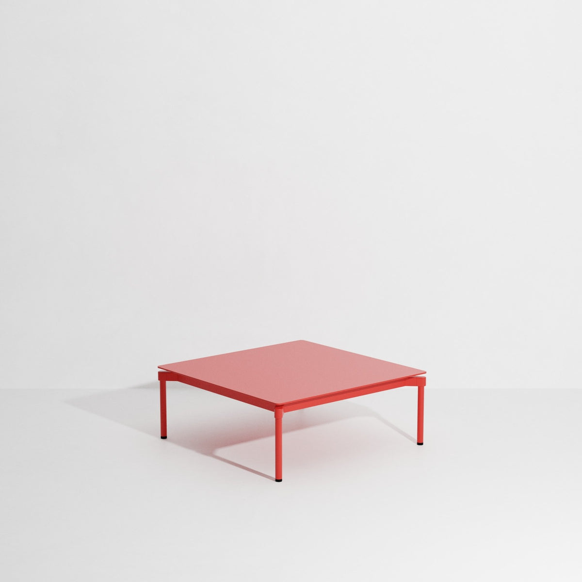 Quadratischer Couchtisch Fromme von Petite Friture aus Aluminium in Coral, mattierte Pulverbeschichtung, Grösse 70x70x35 cm, für innen und aussen.