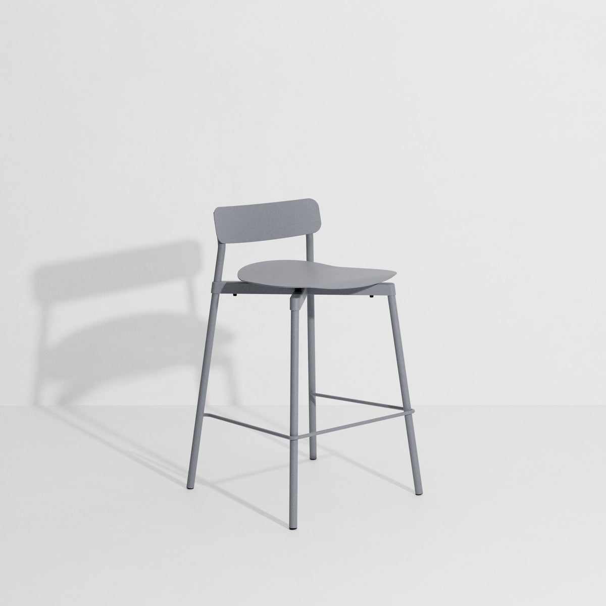 Barhocker Fromme aus Aluminium mit mattierter Pulverbeschichtung, schlanke stromlinienförmige Form, Sitzhöhe 75cm, Design von Tom Chung.