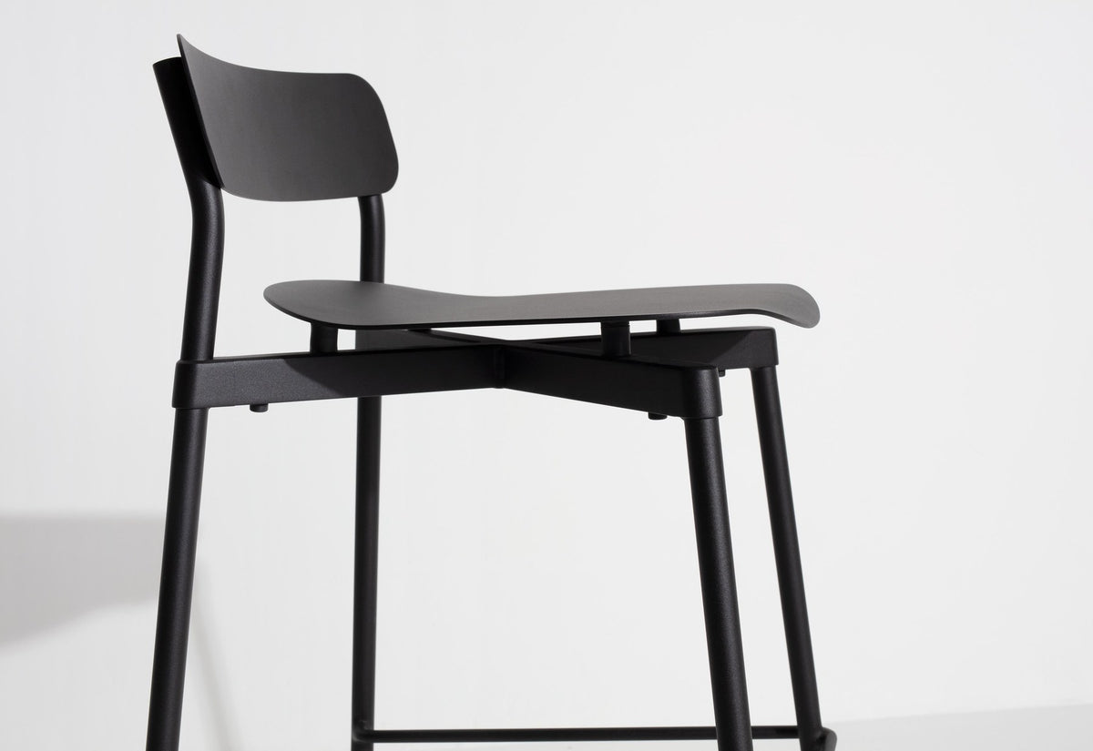Barhocker Fromme aus schwarzem Aluminium mit mattierter, grained anti-UV-Pulverbeschichtung, schlanke Silhouette, Sitzhöhe 65cm.