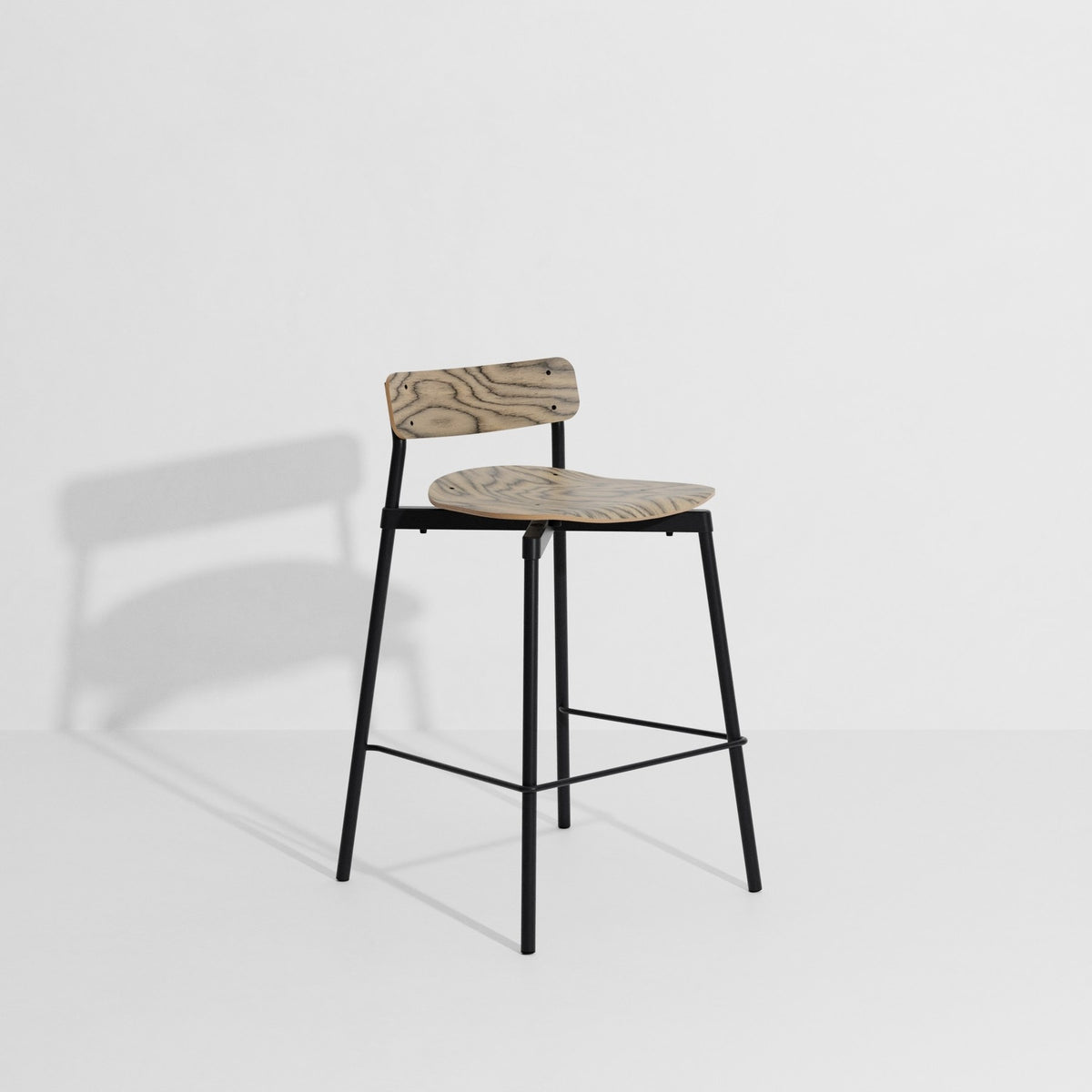 Barhocker Fromme Wood in Schwarz aus Aluminium und Birkensperrholz, schlanke Sitzschale mit Stossdämpfern unter dem Sitz, Sitzhöhe 65cm.