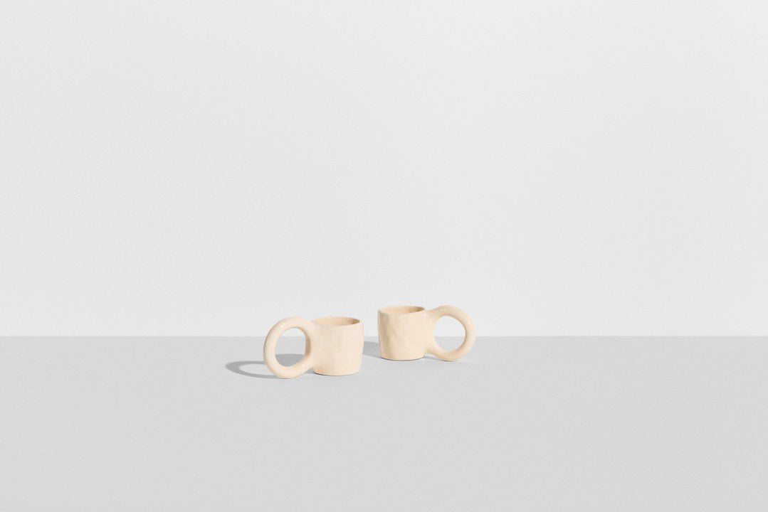 Zwei Espressotassen aus Tonwaren in Pistazie mit glänzender Glasur und donutförmigem Henkel, handwerklicher Look, von Petite Friture