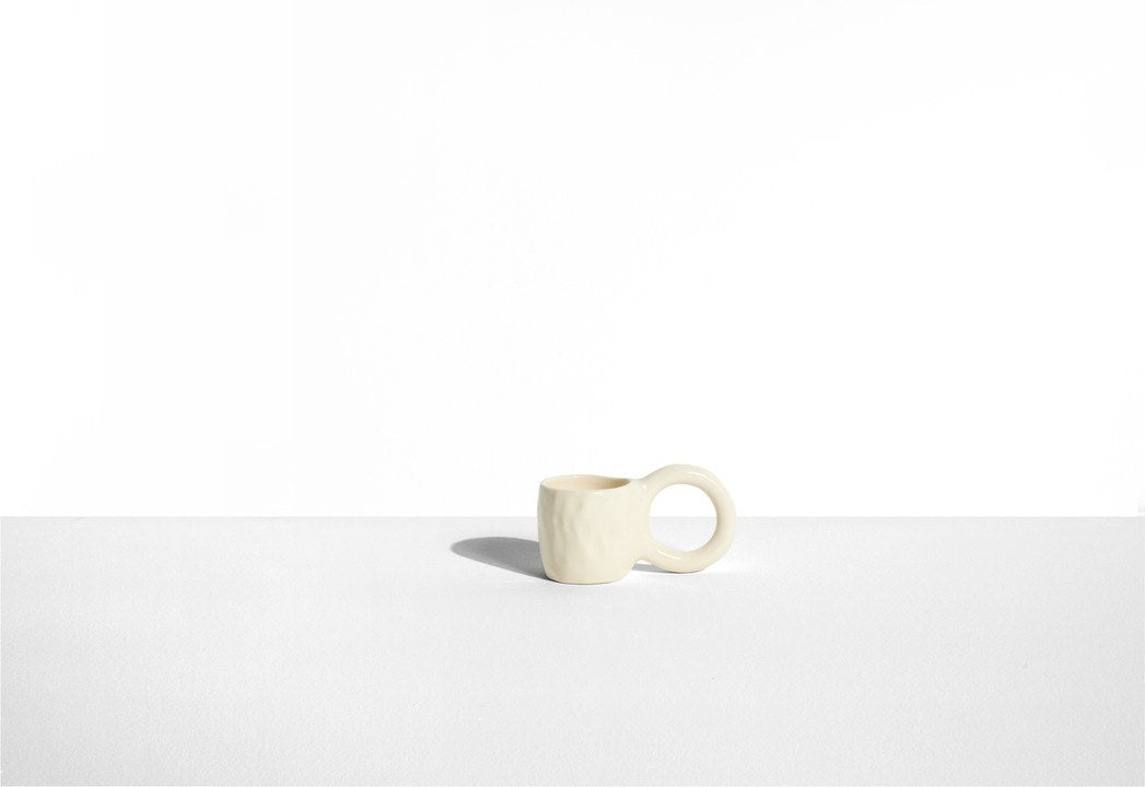 Zwei Espressotassen aus Tonwaren in Pistazie mit glänzender Glasur und donutförmigem Henkel, handwerklicher Look, von Petite Friture