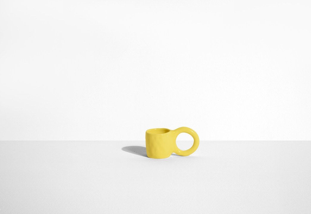 Zwei Espressotassen aus Tonwaren in Pistazie mit glänzender Glasur und donutförmigem Henkel, handwerklicher Look, von Petite Friture