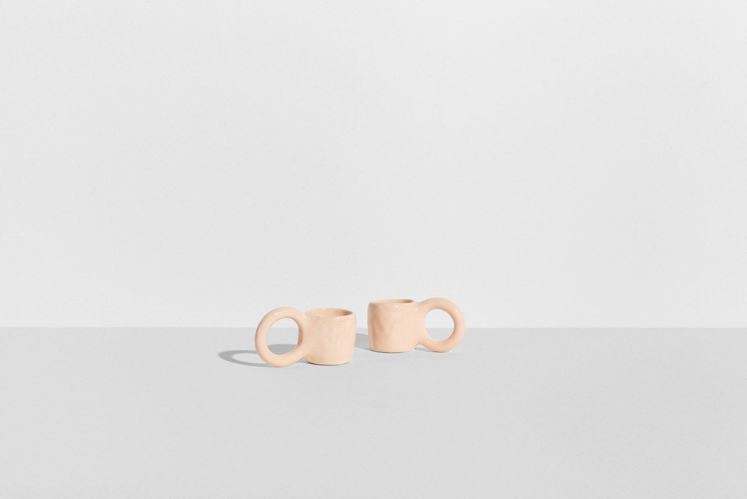 Zwei Espressotassen aus Tonwaren in Pistazie mit glänzender Glasur und donutförmigem Henkel, handwerklicher Look, von Petite Friture