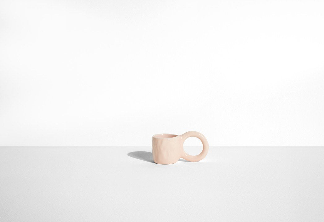 Zwei Espressotassen aus Tonwaren in Pistazie mit glänzender Glasur und donutförmigem Henkel, handwerklicher Look, von Petite Friture