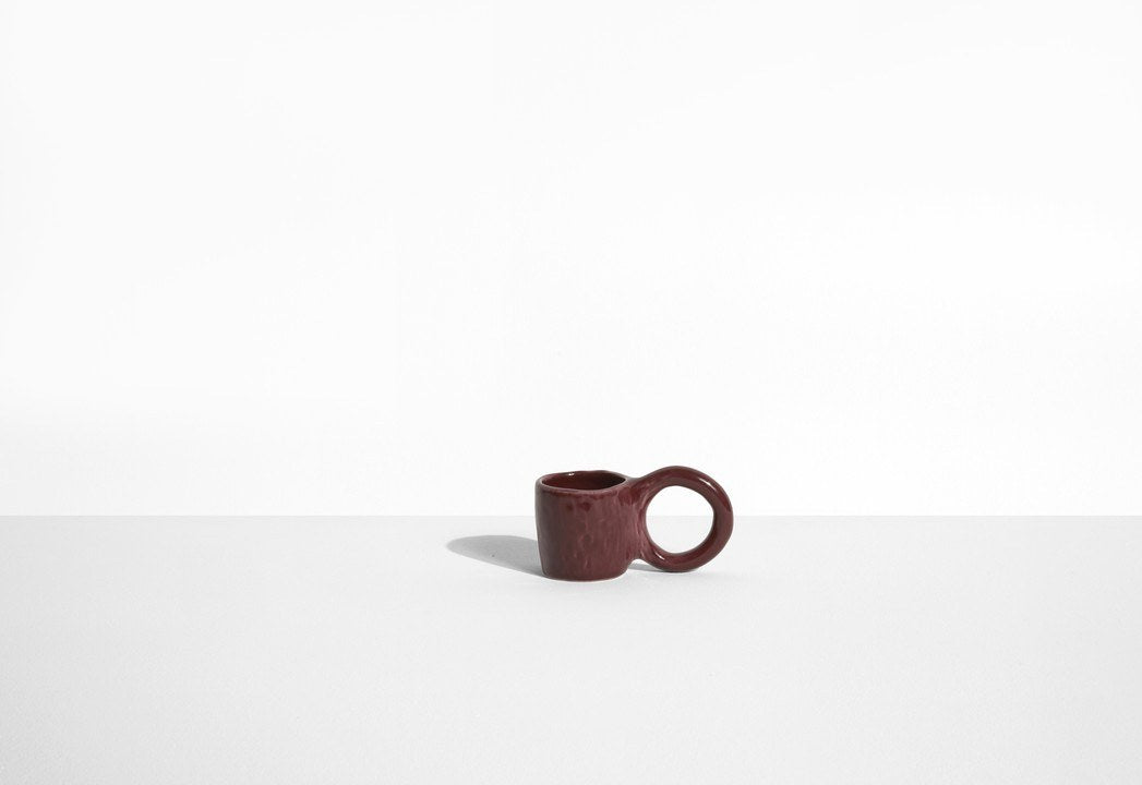 Zwei Espressotassen aus Tonwaren in Pistazie mit glänzender Glasur und donutförmigem Henkel, handwerklicher Look, von Petite Friture