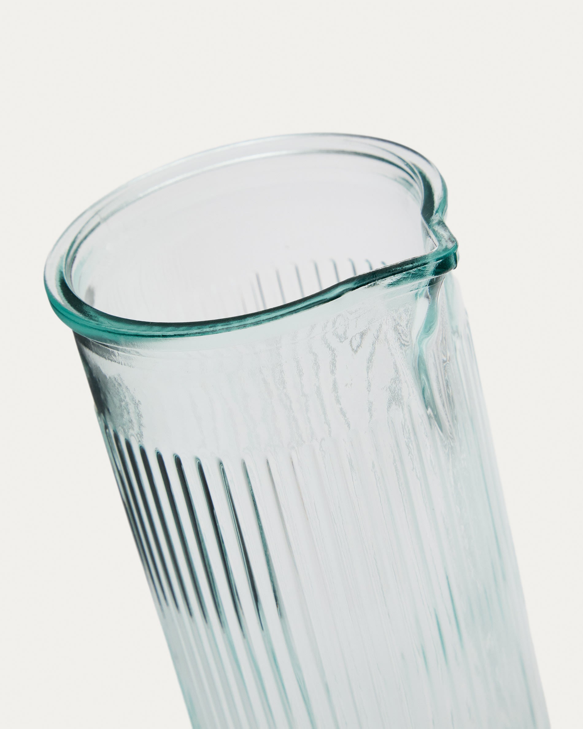 Milma Krug aus transparentem Recyclingglas in Klar präsentiert im Onlineshop von KAQTU Design AG. Krug ist von Kave Home
