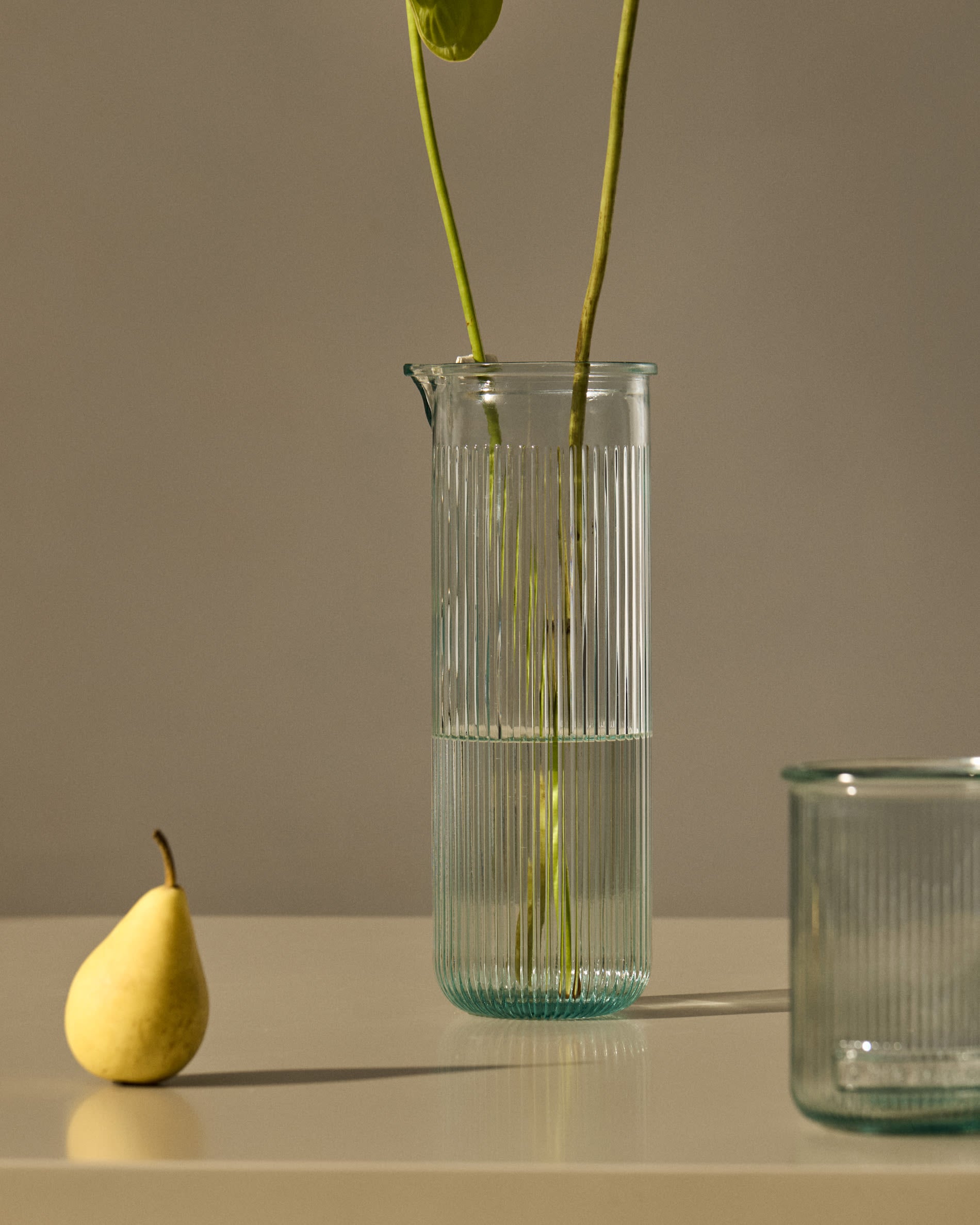 Das Milma Glas von Kave Home, gefertigt aus klarem Recyclingglas, vereint Nachhaltigkeit und Eleganz für den täglichen Gebrauch.