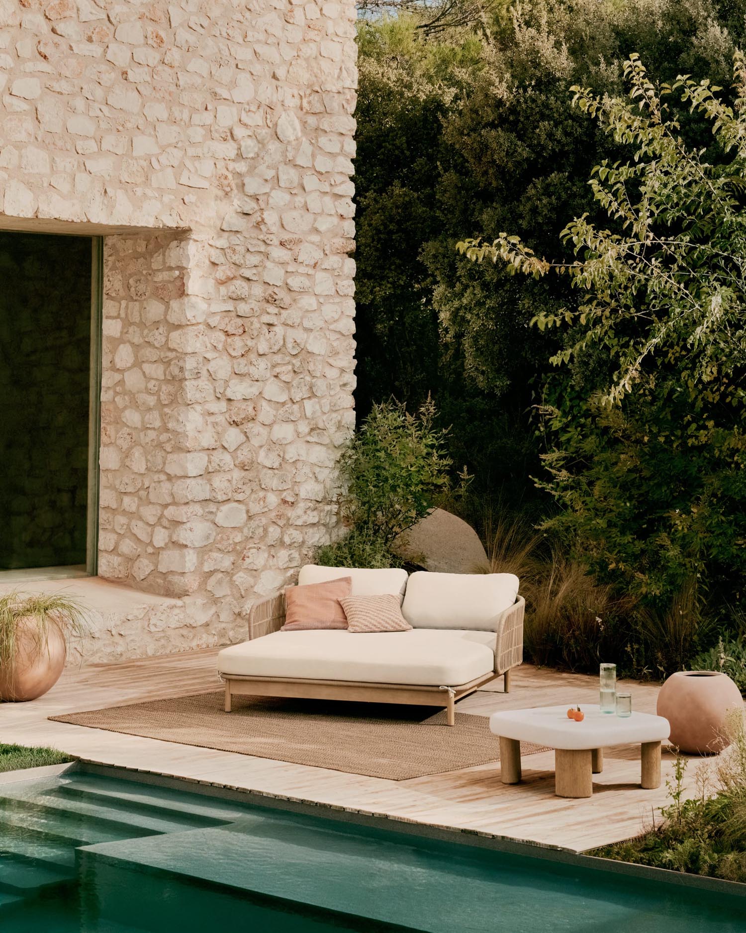 Das Milma Glas von Kave Home, gefertigt aus transparentem Recyclingglas, vereint Nachhaltigkeit und stilvolles Design.