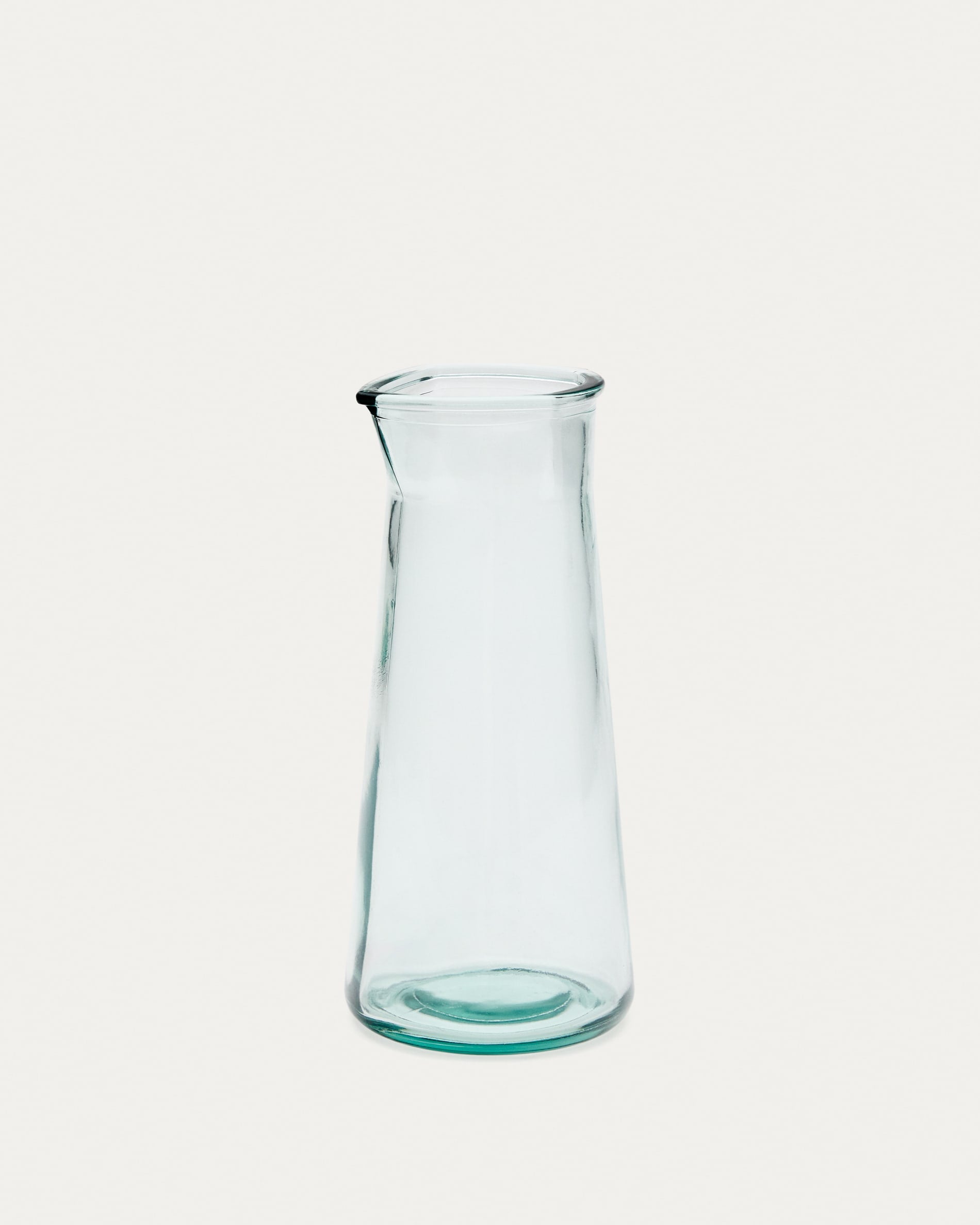 Izai Krug aus transparentem Recyclingglas in Klar präsentiert im Onlineshop von KAQTU Design AG. Krug ist von Kave Home