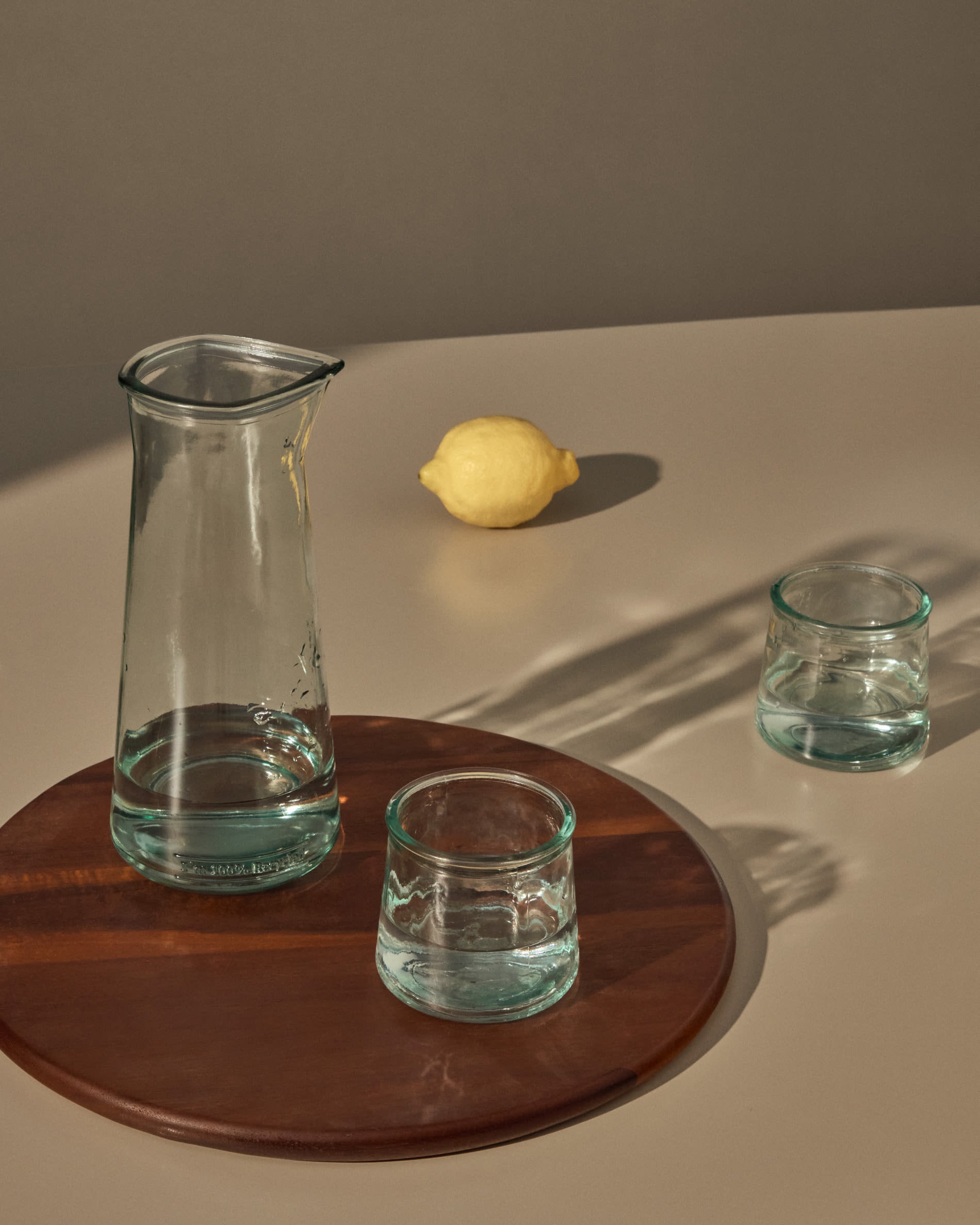 Izai Krug aus transparentem Recyclingglas in Klar präsentiert im Onlineshop von KAQTU Design AG. Krug ist von Kave Home