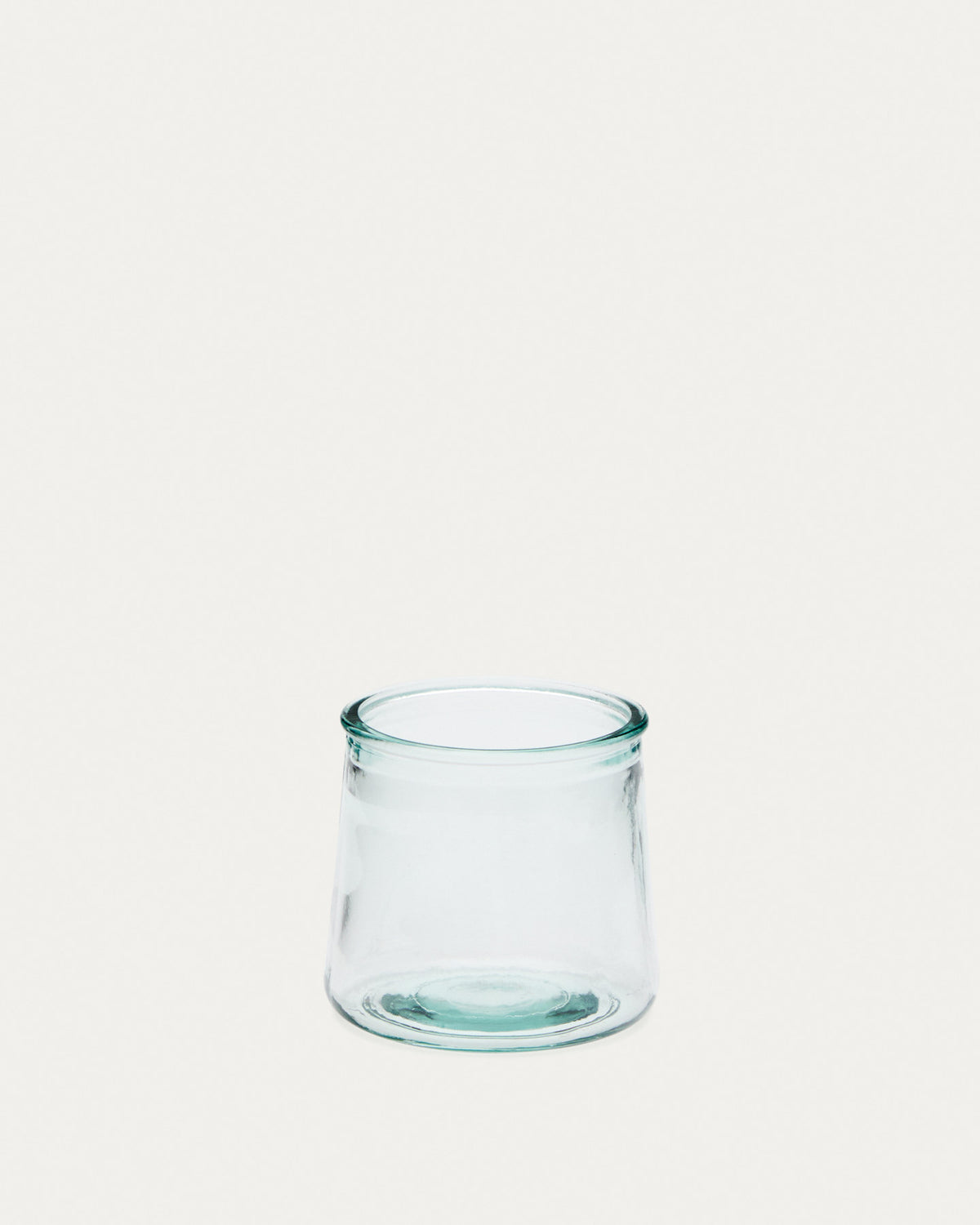 Izai Glas aus transparentem Recyclingglas in Transparent präsentiert im Onlineshop von KAQTU Design AG. Trinkgläser ist von Kave Home