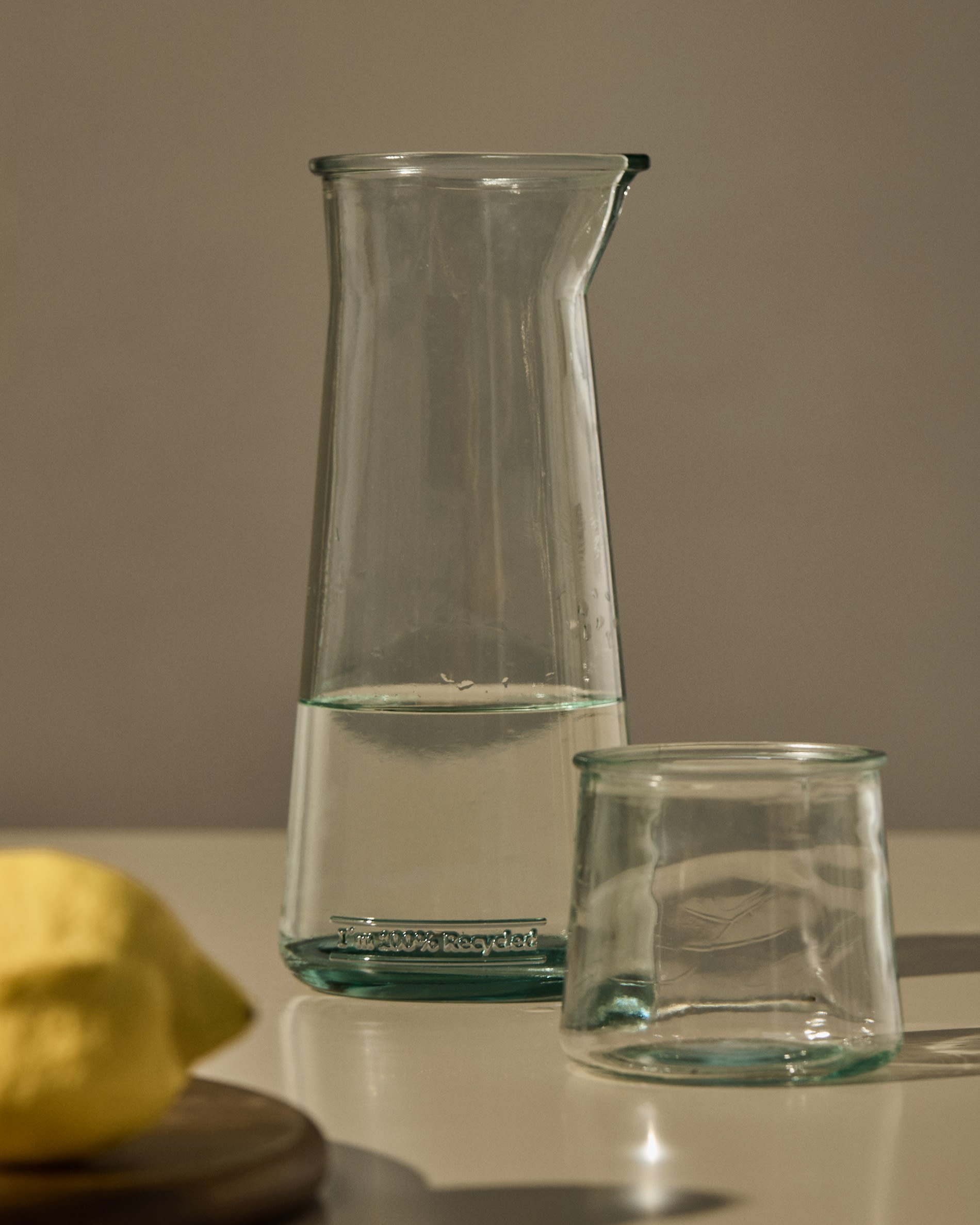 Das Izai Glas von Kave Home, aus transparentem Recyclingglas, bietet umweltfreundliche Eleganz für Ihren Tisch.