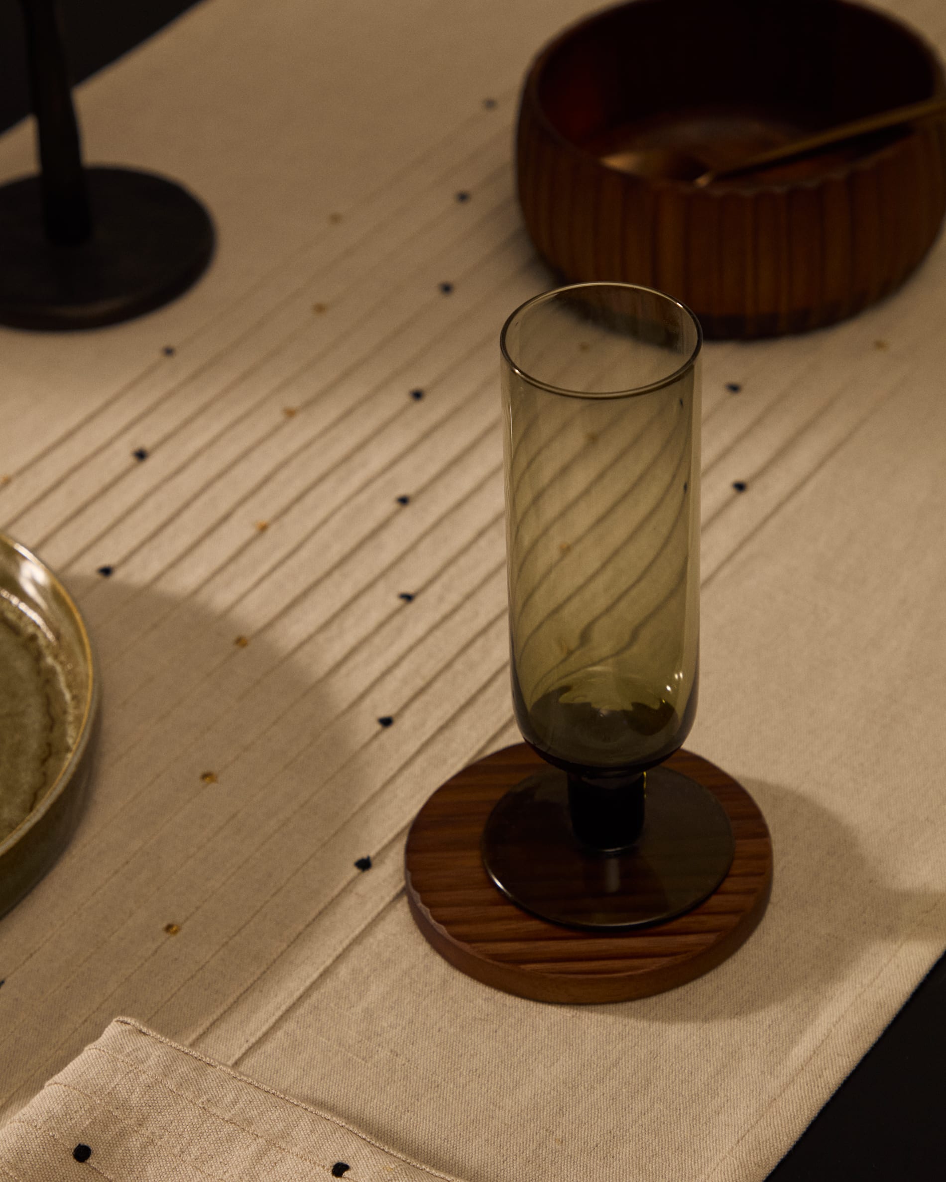 Elegantes, längliches Weinglas Sauky aus grünem Glas, 19 cl, von Kave Home. Perfekt für stilvollen Genuss und modernes Design.