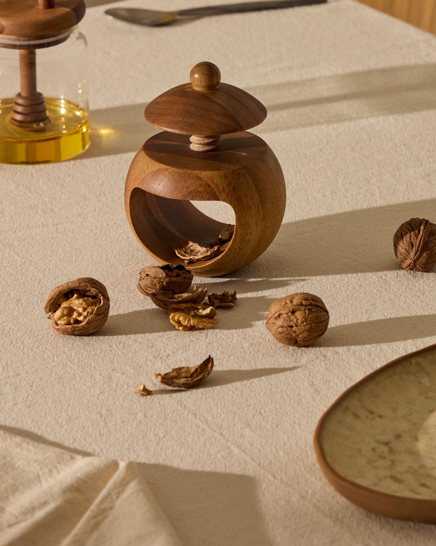 Nussknacker Nukha aus Akazienholz, FSC 100 % in Natur präsentiert im Onlineshop von KAQTU Design AG. Küchenhelfer ist von Kave Home