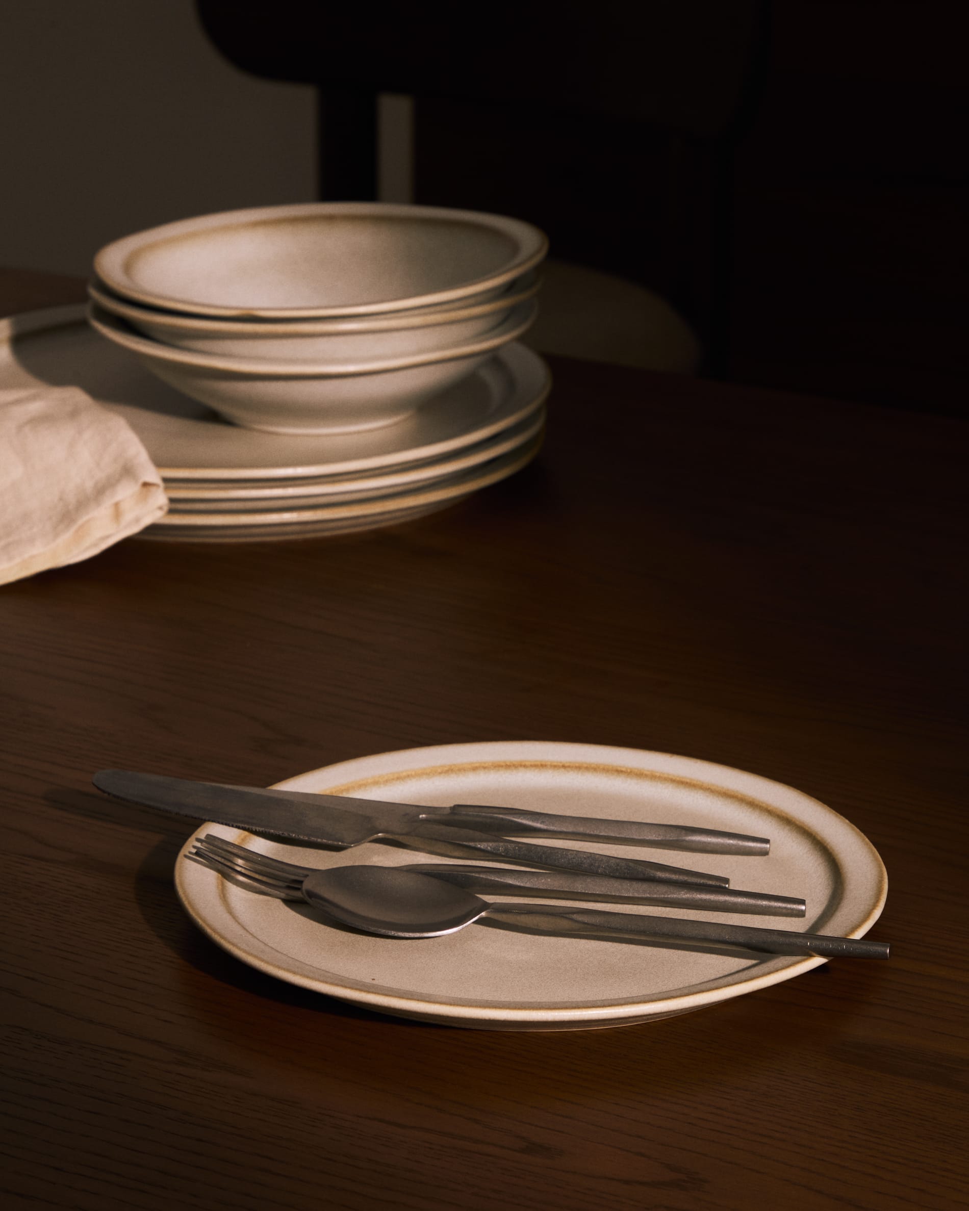 Eleganter weisser Keramikteller von Kave Home, ideal für Desserts, vereint Stil und Funktionalität, spülmaschinenfest.