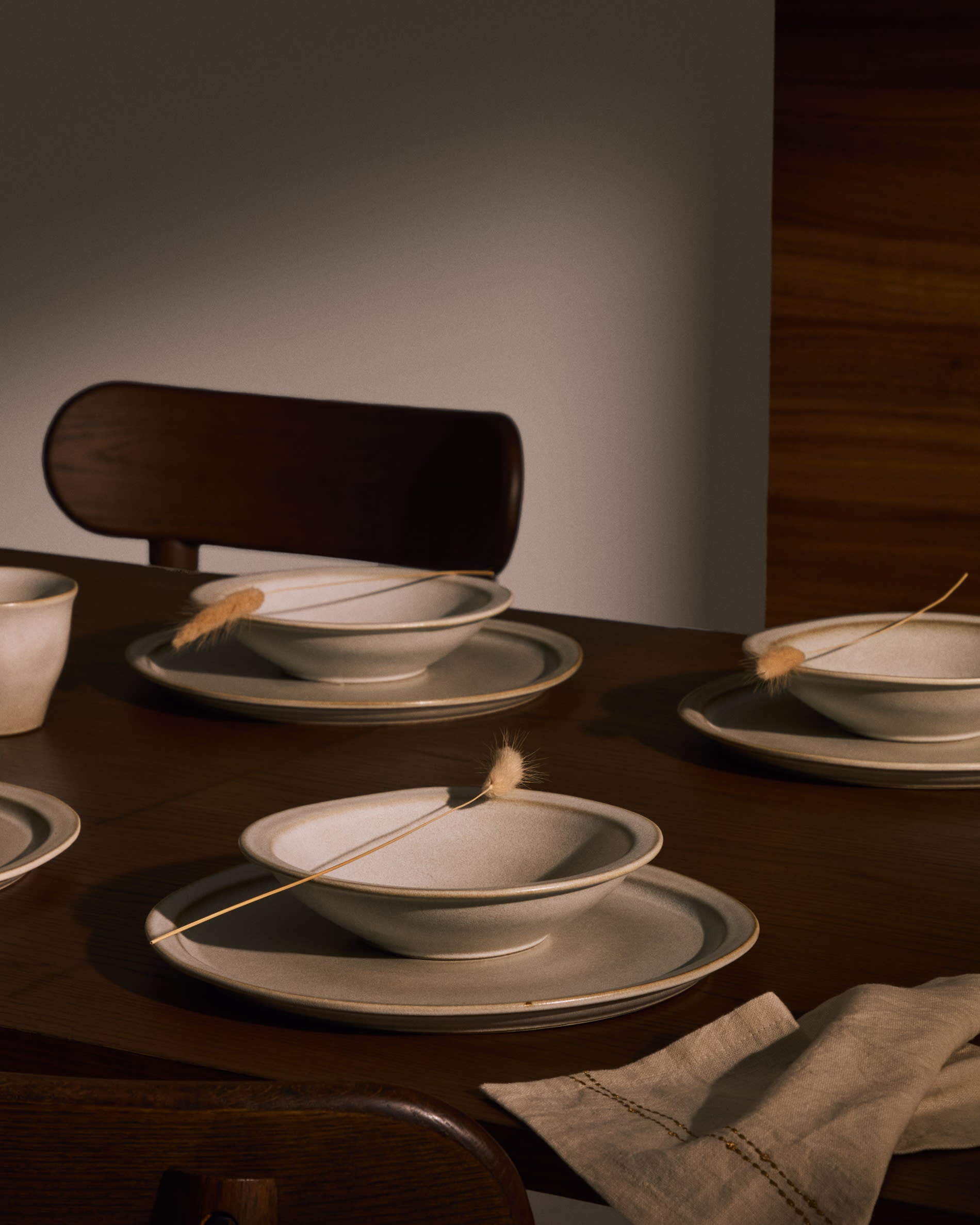 Eleganter, weisser Keramikteller von Kave Home: robust, stilvoll, ideal für jede Tafel und leicht zu reinigen.