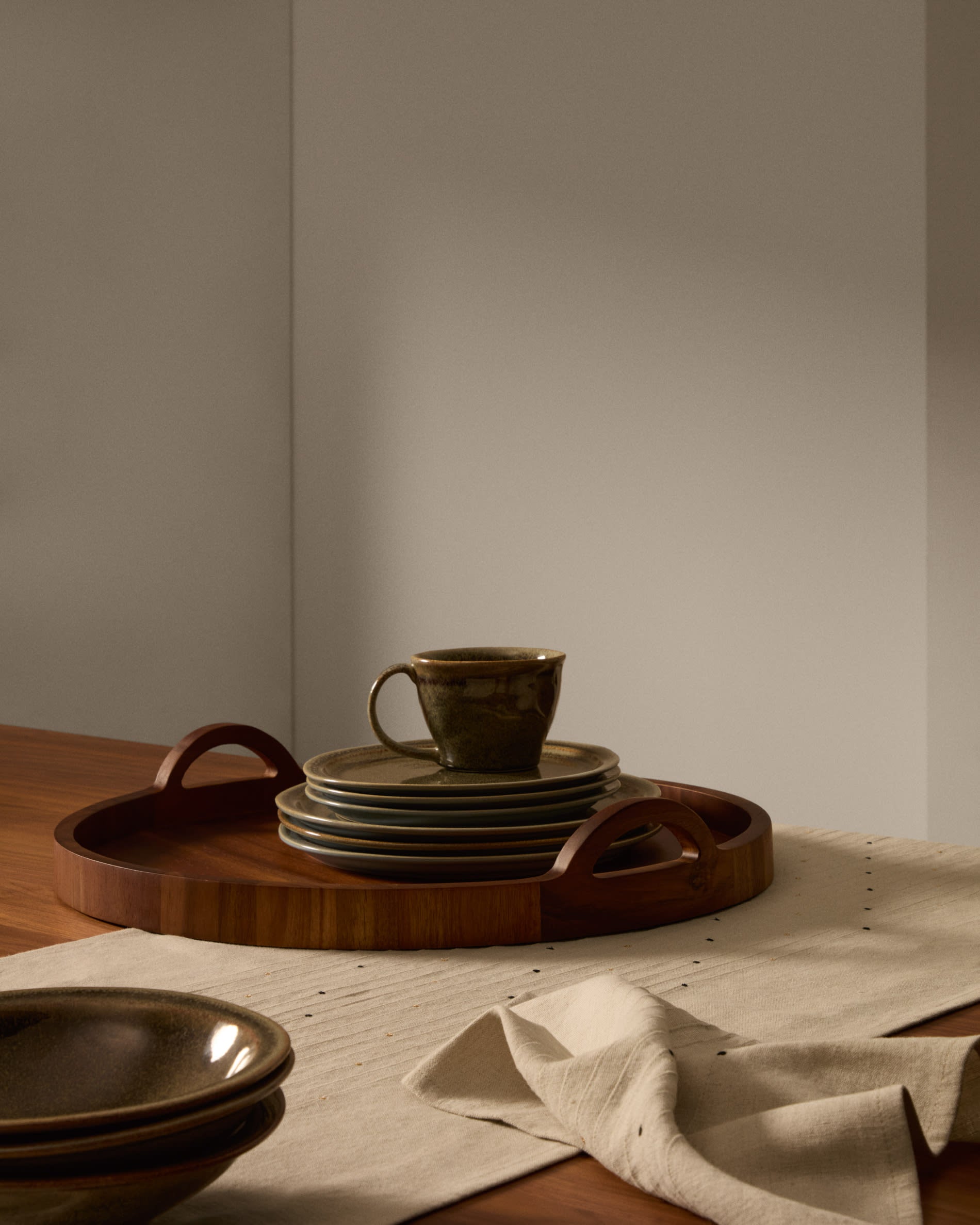 Grosse braune Keramiktasse von Kave Home, stilvoll und robust, ideal für Kaffee oder Tee, modernes Design für den Alltag.