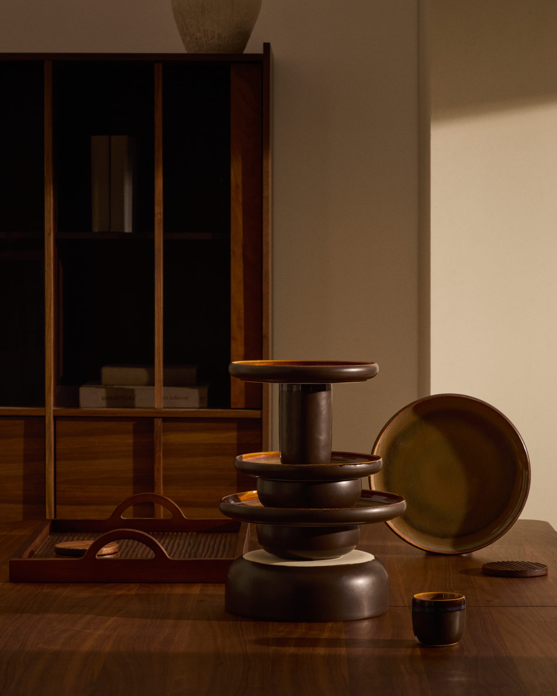 Eleganter flacher Keramikteller in Braun von Kave Home, ideal für stilvolle Tischdekoration und vielseitige Serviermöglichkeiten.