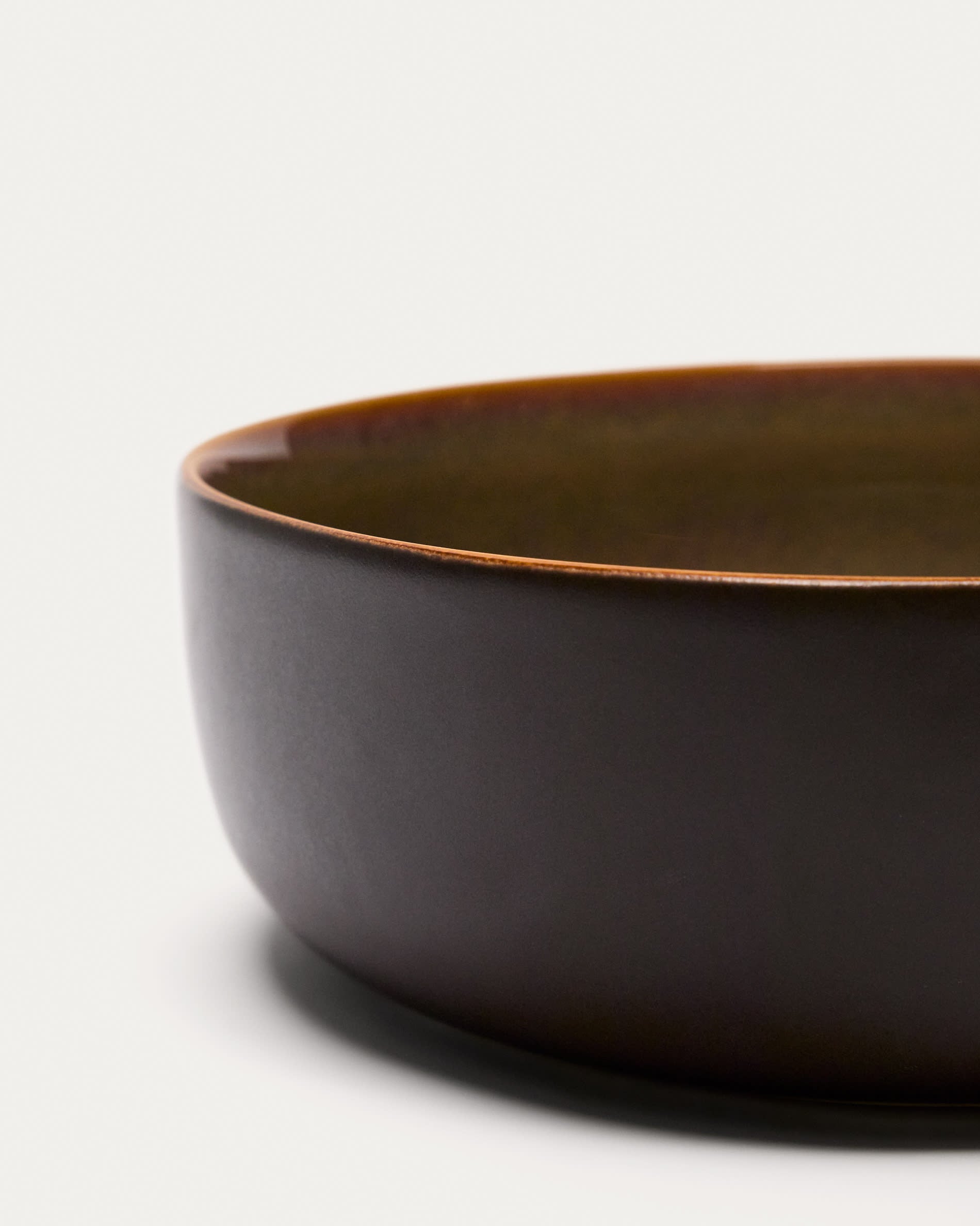 Die Uilo große Keramikschale in Braun von Kave Home ist ein stilvolles Highlight für Ihre Tischdekoration, ideal für Salate und mehr.