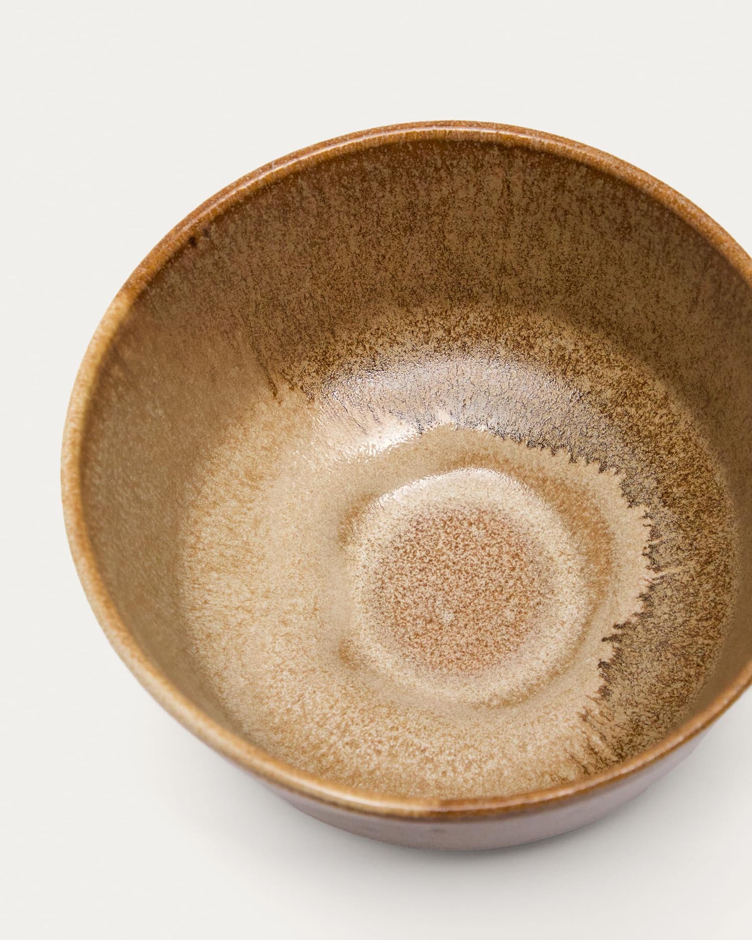 Erleben Sie die Nagoli Keramikschale in Braun von Kave Home – ein einzigartiges, handgefertigtes Design, das Eleganz und Naturverbundenheit auf Ihren Tisch bringt.