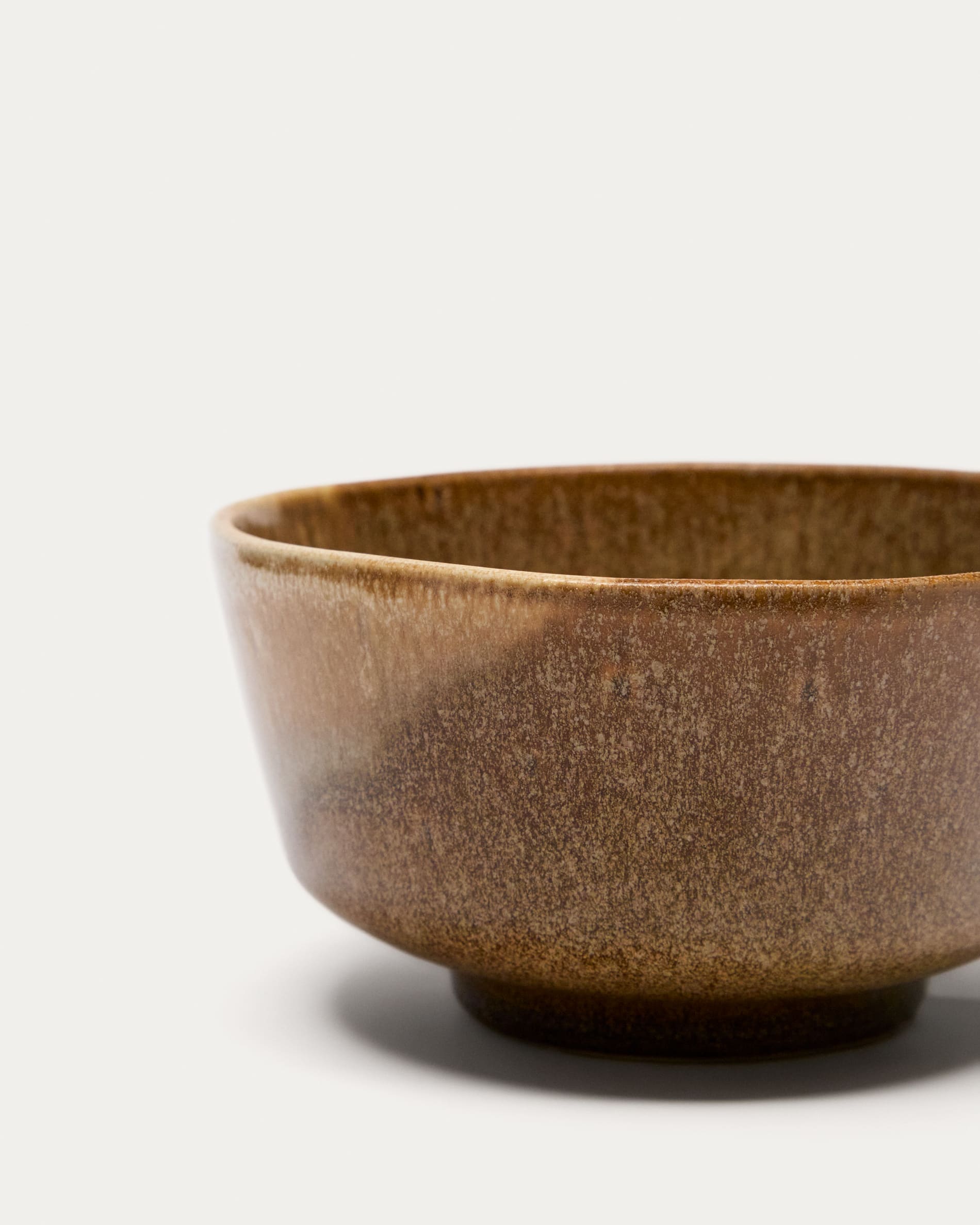 Entdecken Sie die Nagoli Keramikschale in Braun von Kave Home – ein stilvolles, handgefertigtes Stück, das Wärme und Eleganz in Ihr Zuhause bringt.