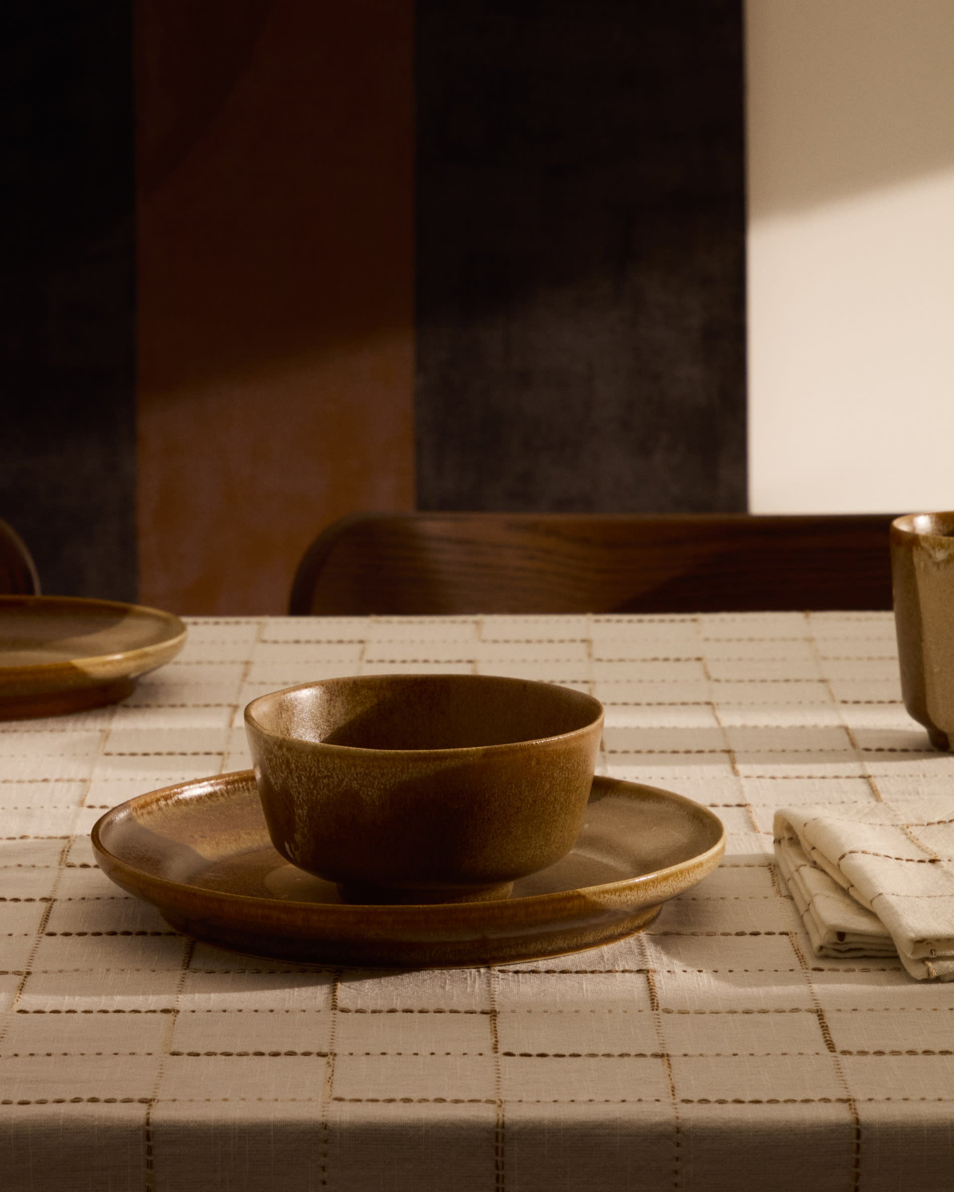 Stilvolle braune Keramikschale von Kave Home, perfekt für moderne Tischdekoration und vielseitige Einsatzmöglichkeiten.