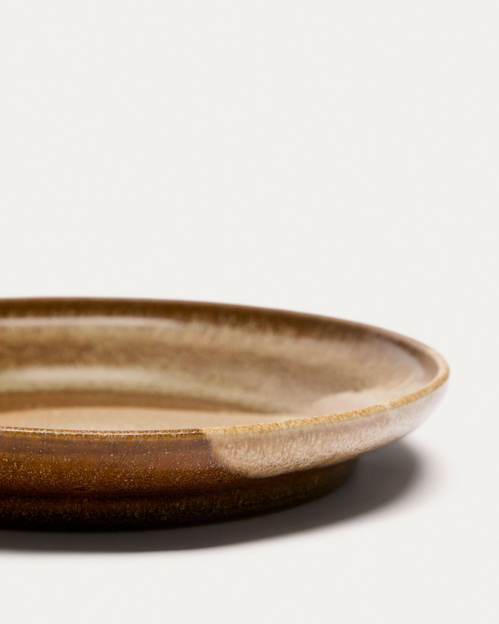 Eleganter Nagoli Keramik-Dessertteller in erdigen Brauntönen von Kave Home, ideal für stilvolle Tischdekoration und vielseitige Anlässe.