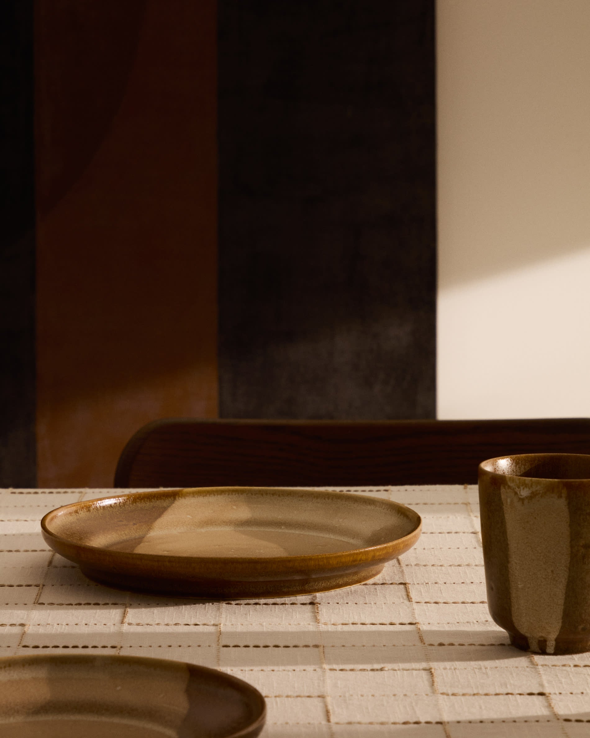 Eleganter flacher Keramikteller in Braun von Kave Home, ideal für stilvolle Tischdekoration und vielseitige Nutzung.