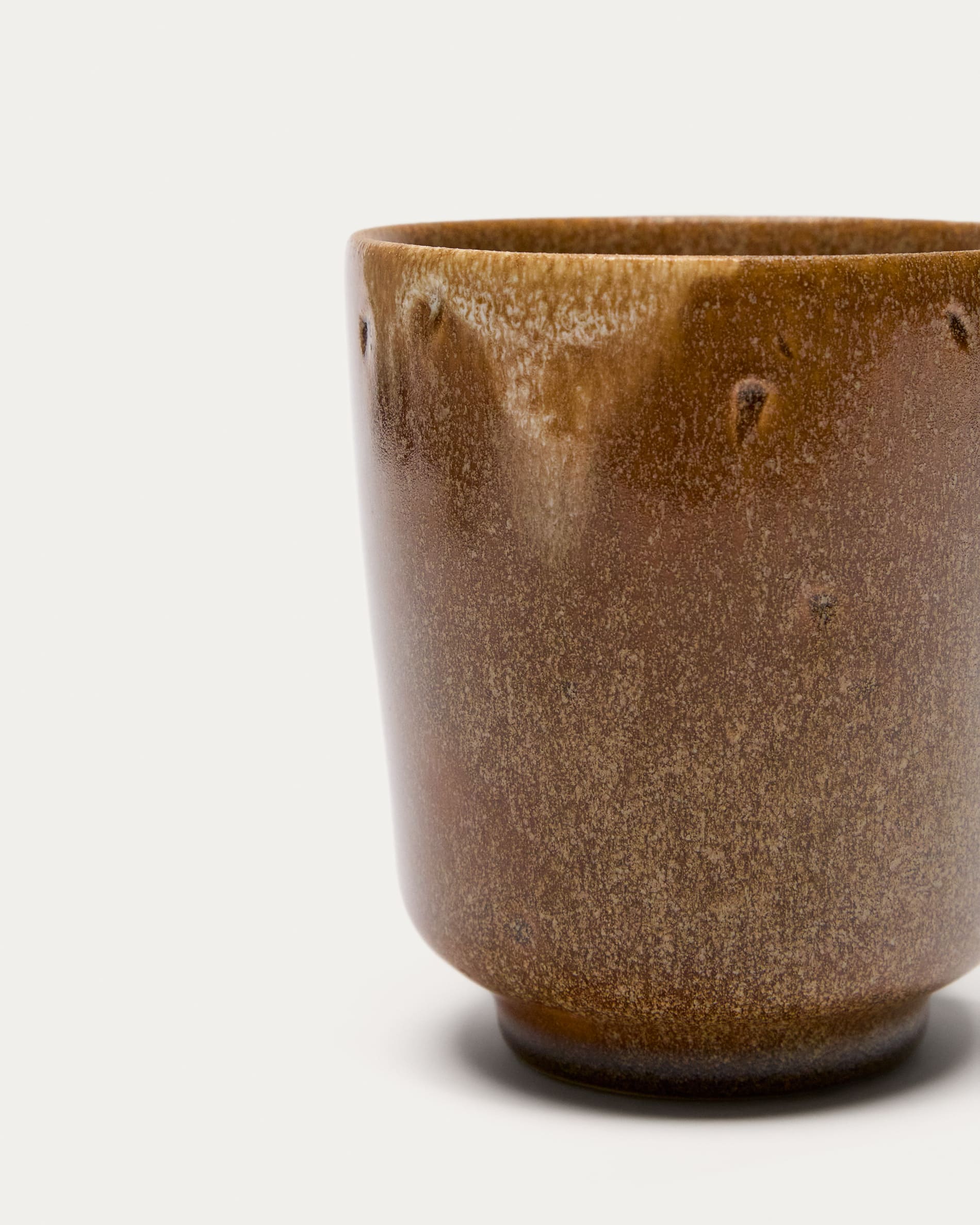 Genießen Sie Ihren Kaffee stilvoll mit der Nagoli Keramiktasse in Braun von Kave Home – ein einzigartiges, langlebiges Design für jeden Tag.