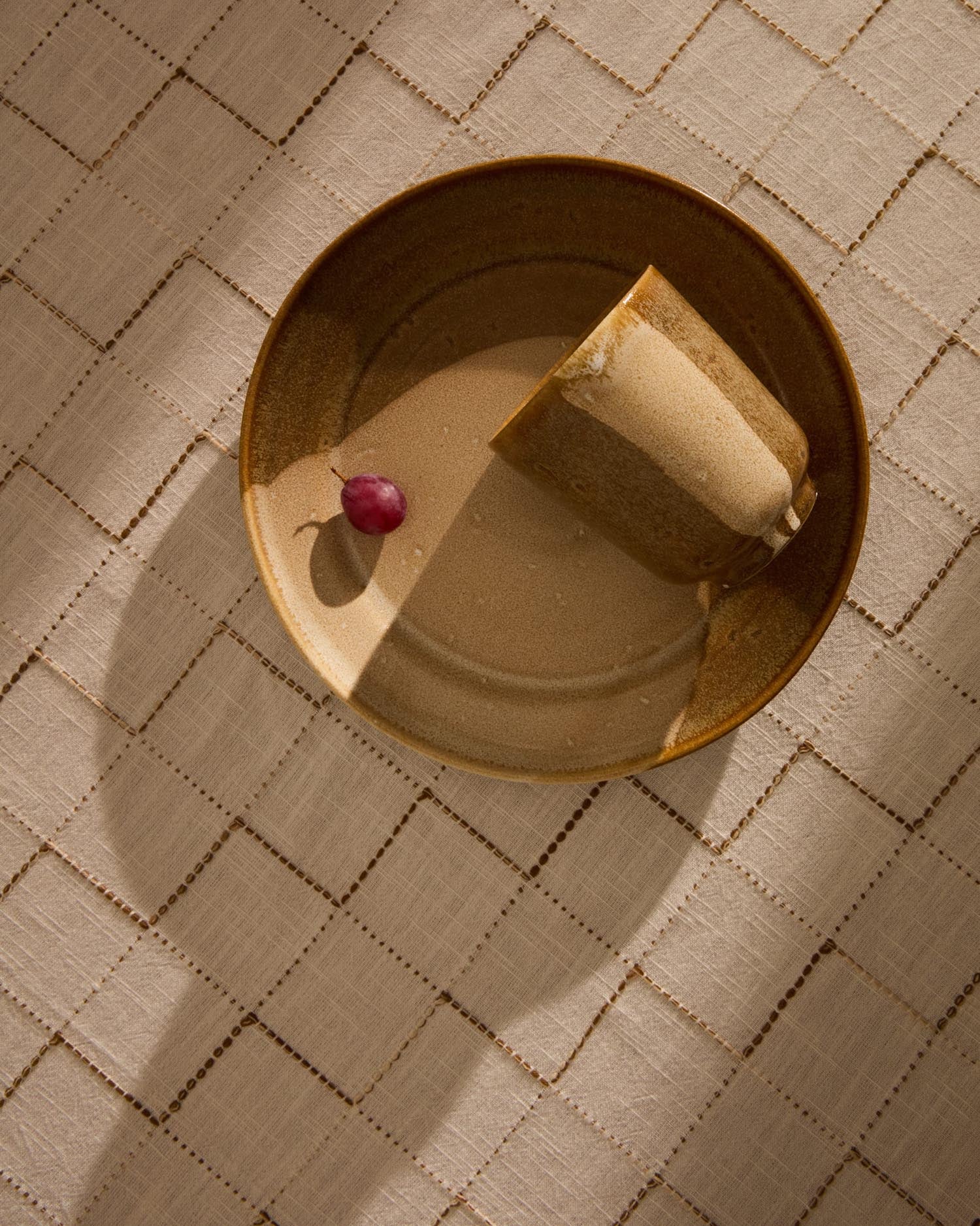 Die Nagoli Keramiktasse von Kave Home in Braun besticht durch ihr elegantes Design und hochwertige Verarbeitung, ideal für den Alltag.