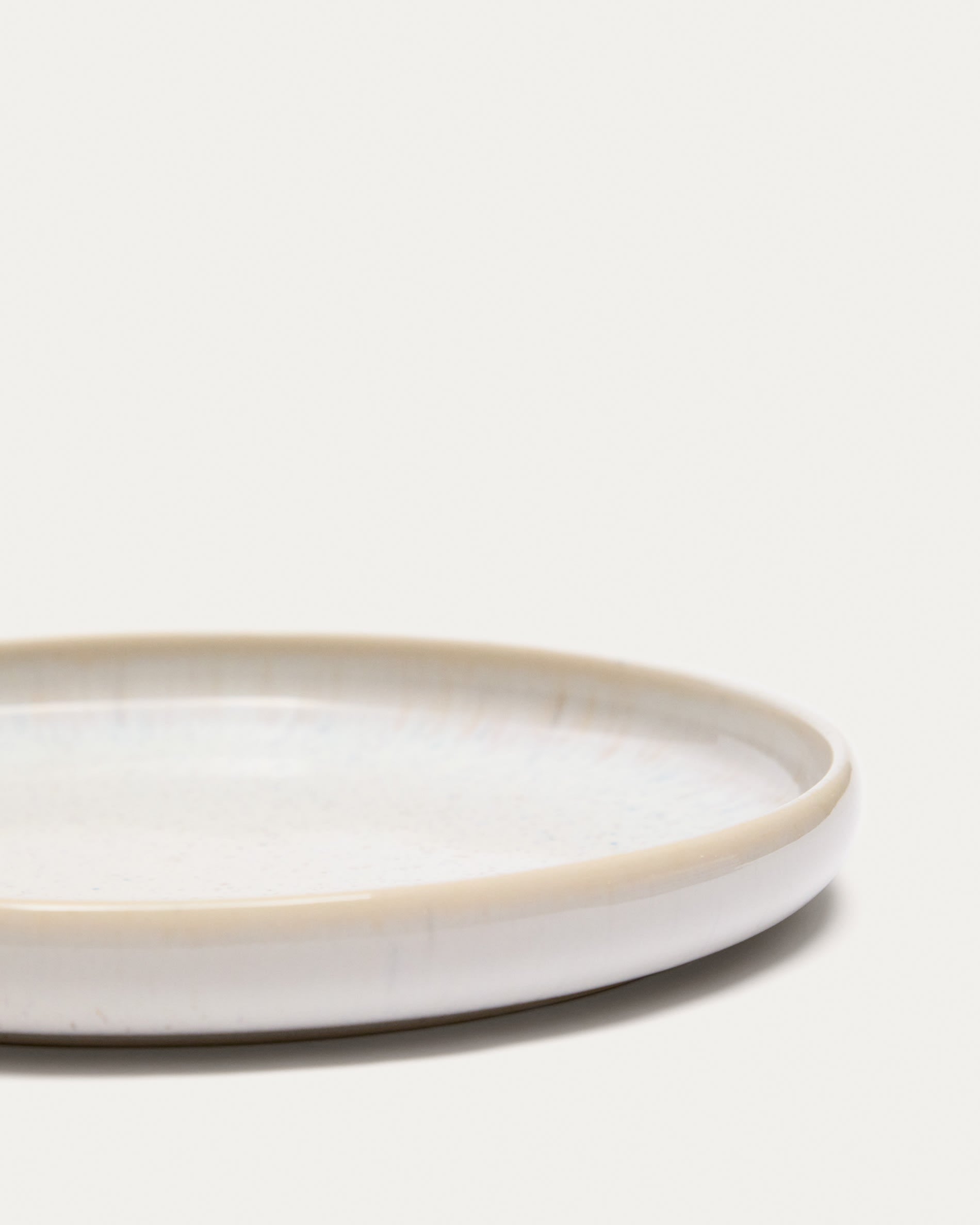 Erleben Sie den Uilo Keramik-Dessertteller in elegantem Weiß von Kave Home – ideal für stilvolle Präsentationen und pflegeleicht im Alltag.