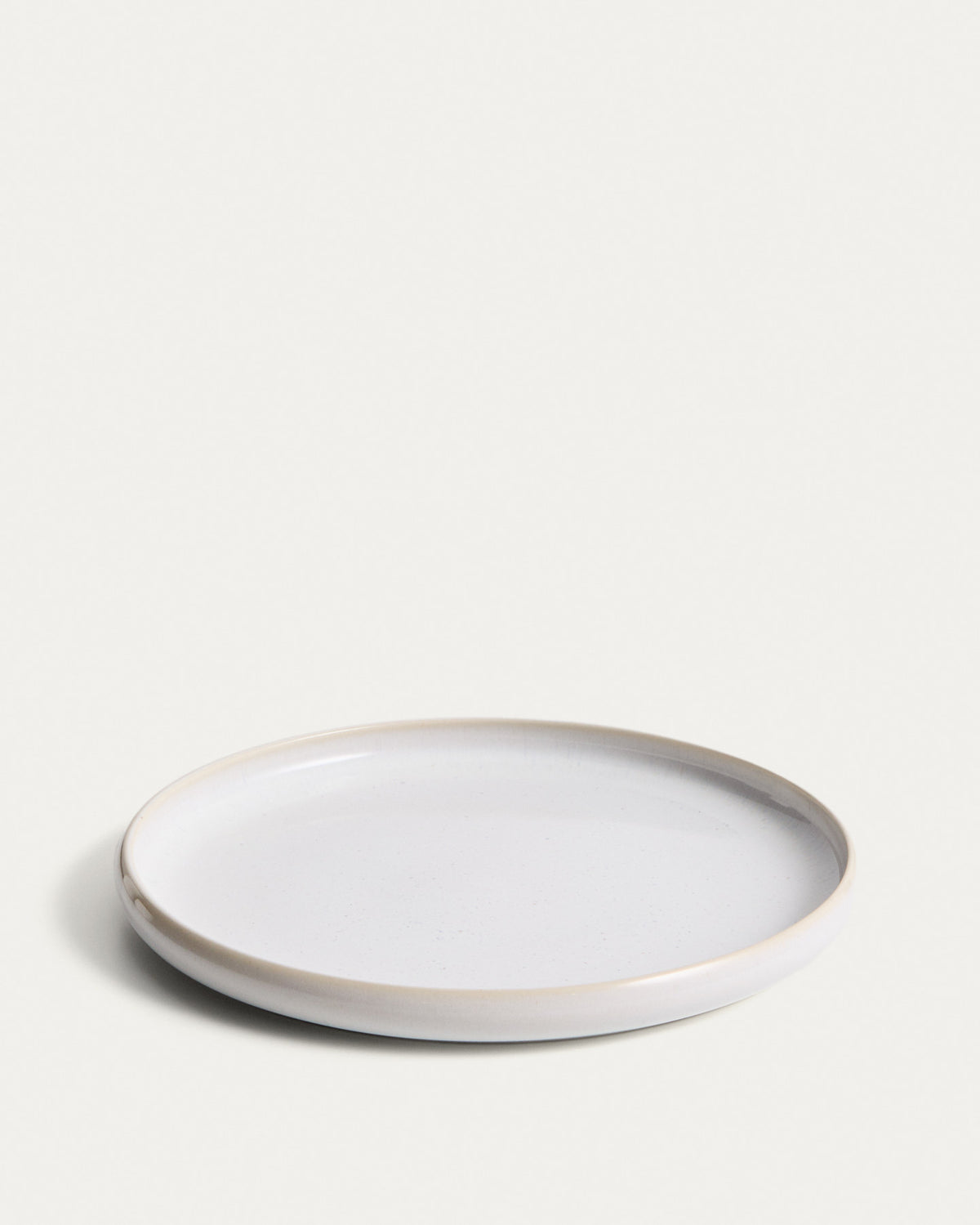 Flacher Teller Uilo aus Keramik in Weiss in Weiss präsentiert im Onlineshop von KAQTU Design AG. Teller ist von Kave Home