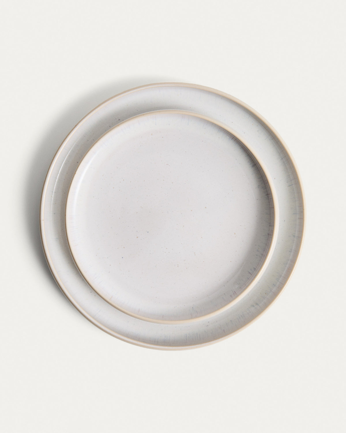 Flacher Teller Uilo aus Keramik in Weiss in Weiss präsentiert im Onlineshop von KAQTU Design AG. Teller ist von Kave Home