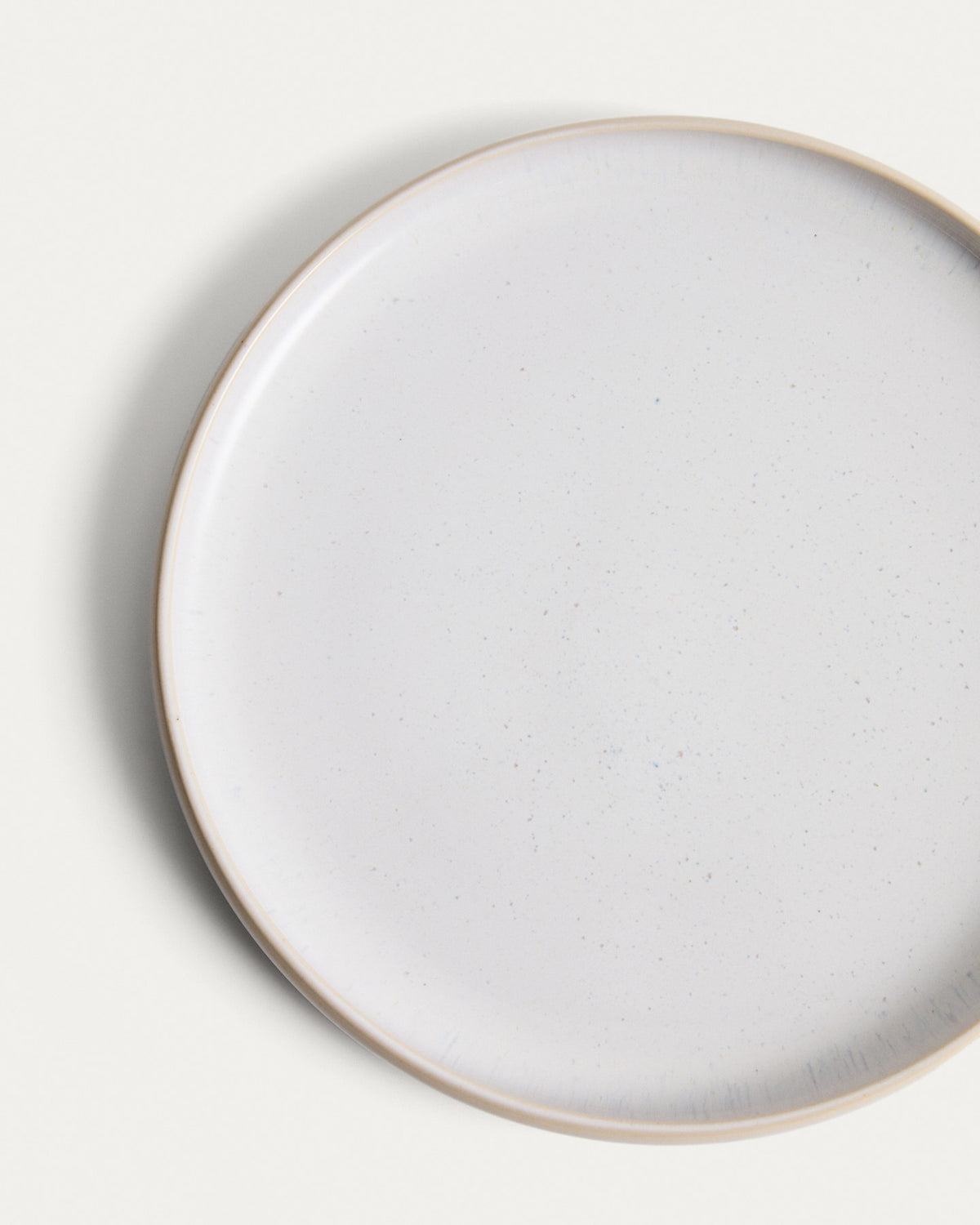 Flacher Teller Uilo aus Keramik in Weiss in Weiss präsentiert im Onlineshop von KAQTU Design AG. Teller ist von Kave Home
