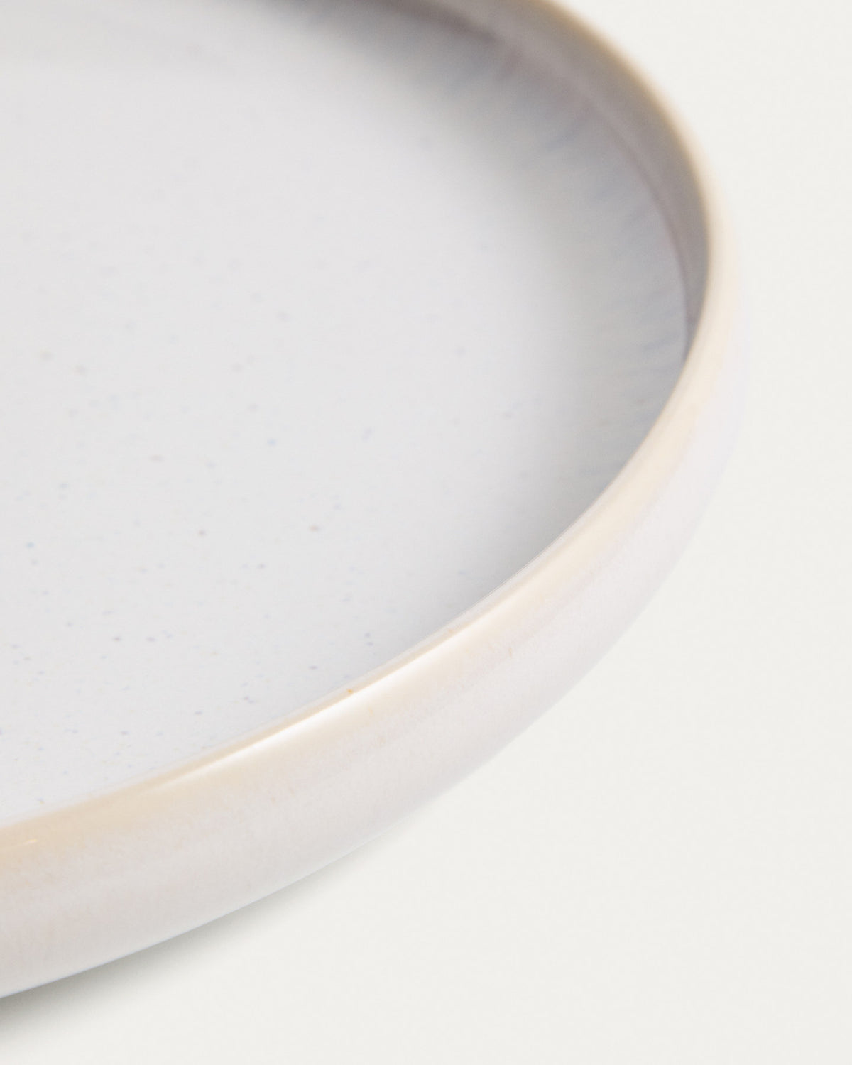 Flacher Teller Uilo aus Keramik in Weiss in Weiss präsentiert im Onlineshop von KAQTU Design AG. Teller ist von Kave Home