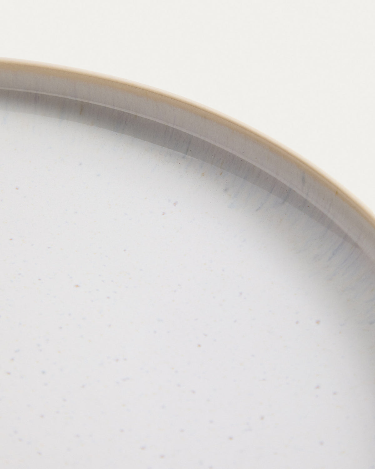 Flacher Teller Uilo aus Keramik in Weiss in Weiss präsentiert im Onlineshop von KAQTU Design AG. Teller ist von Kave Home