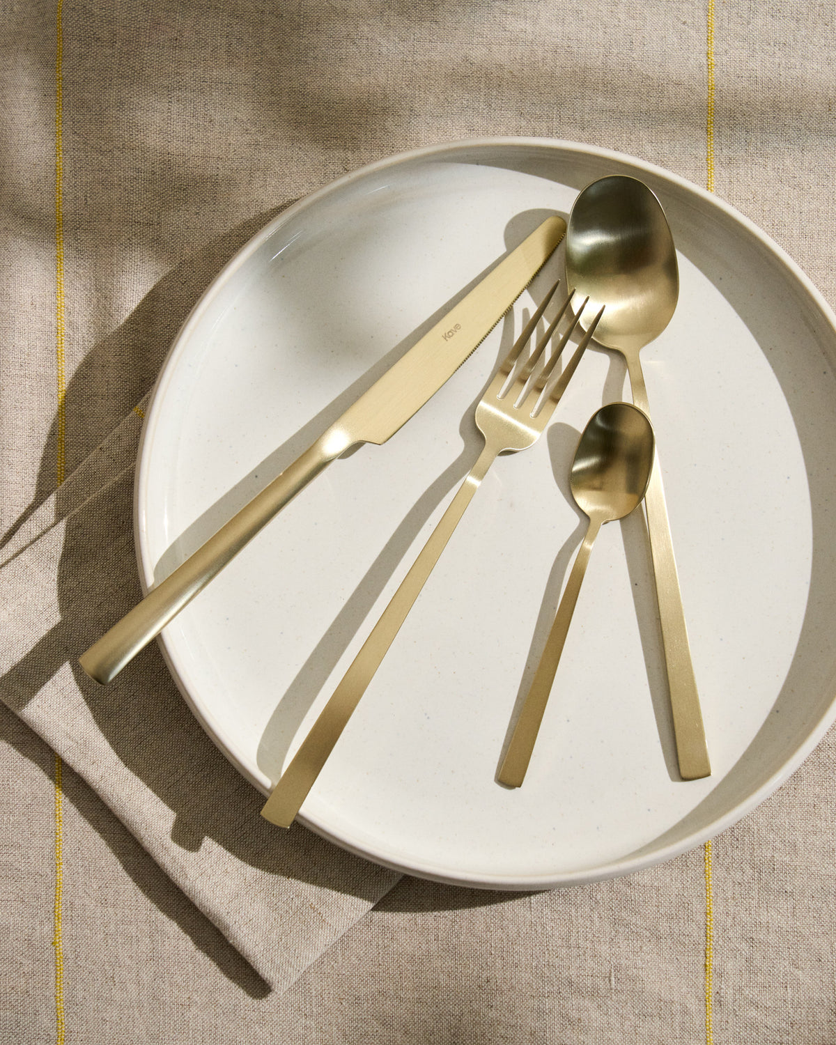 Flacher Teller Uilo aus Keramik in Weiss in Weiss präsentiert im Onlineshop von KAQTU Design AG. Teller ist von Kave Home
