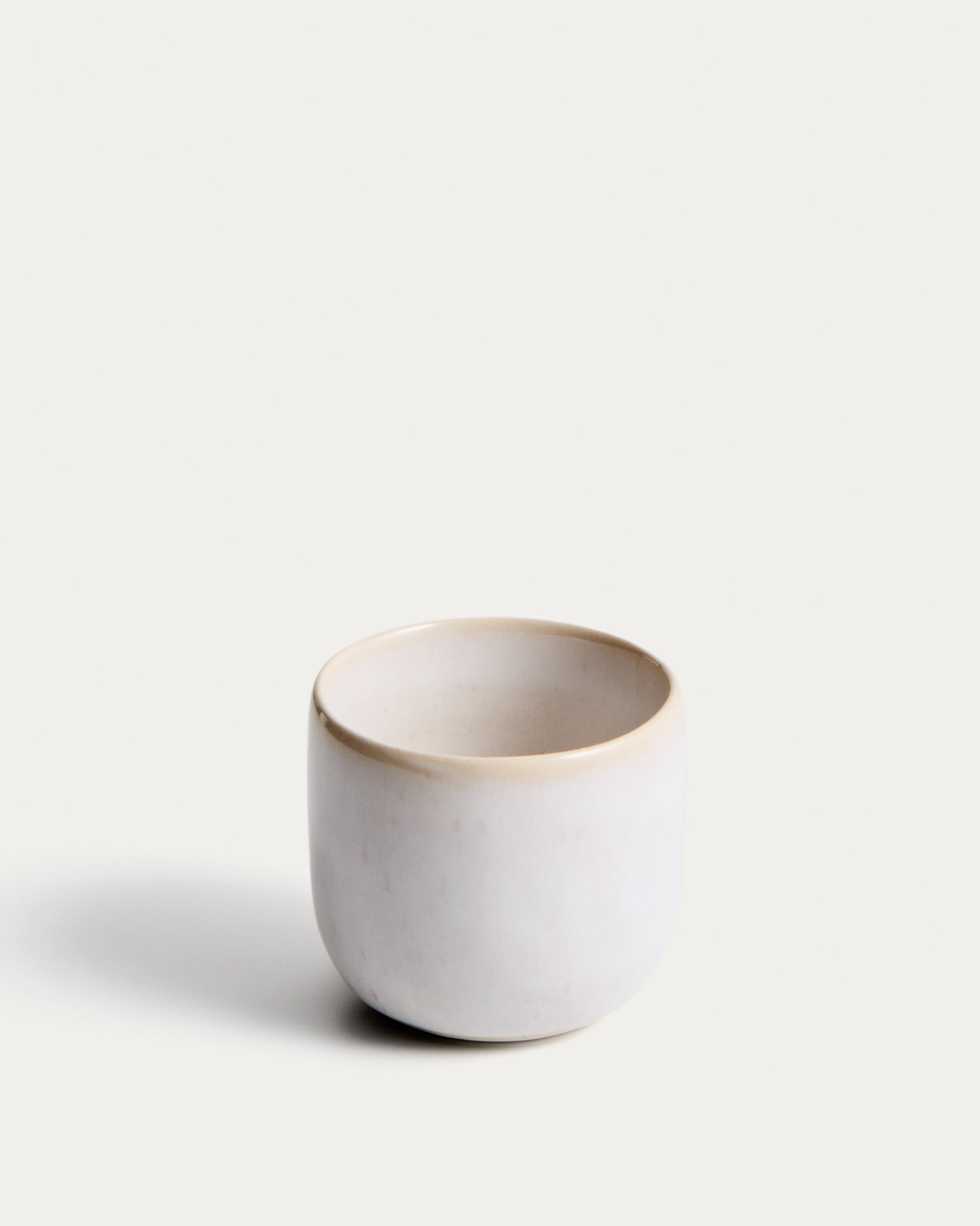 Tasse Uilo aus Keramik in Weiß in Weiß präsentiert im Onlineshop von KAQTU Design AG. Tasse ist von Kave Home