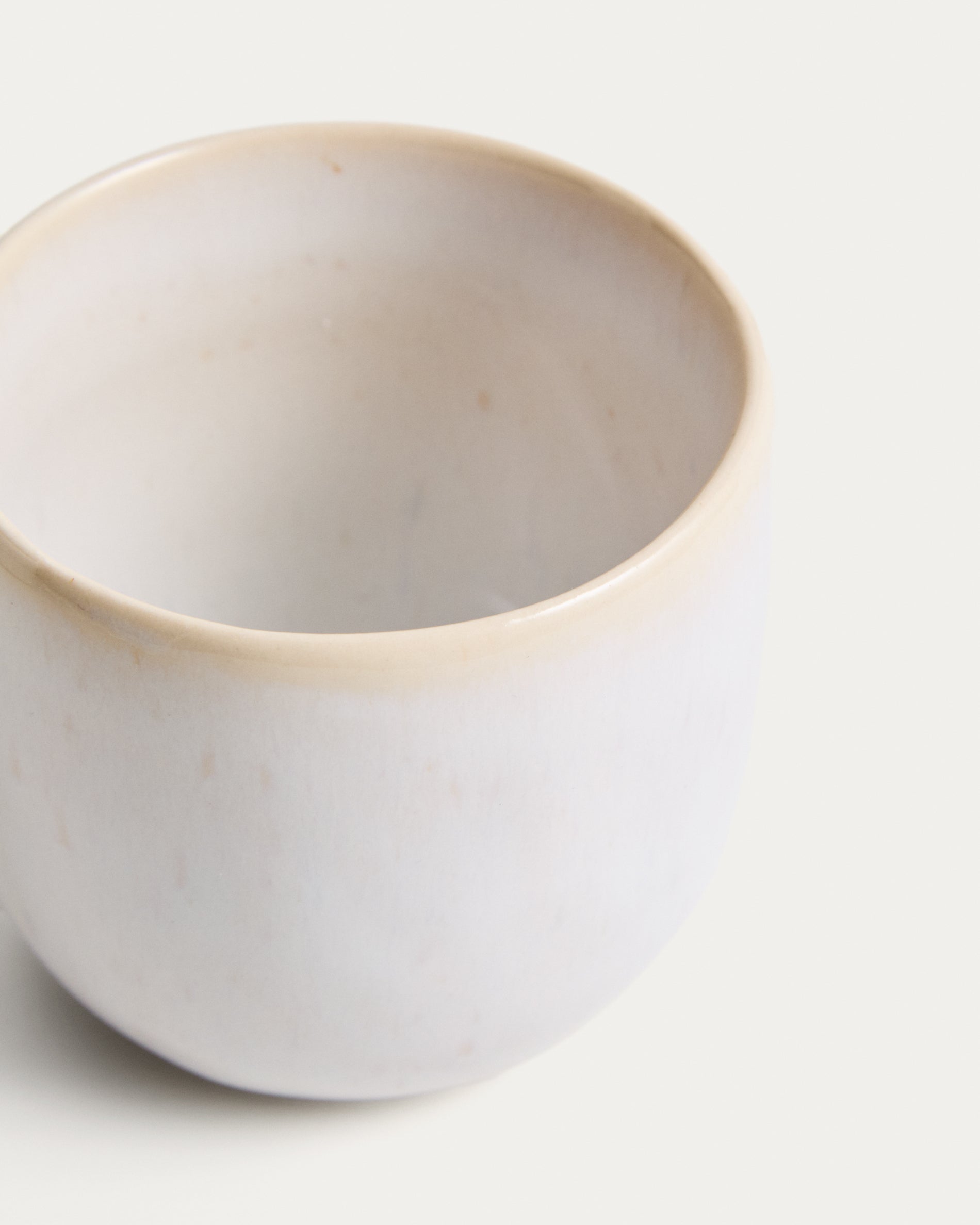 Tasse Uilo aus Keramik in Weiß in Weiß präsentiert im Onlineshop von KAQTU Design AG. Tasse ist von Kave Home