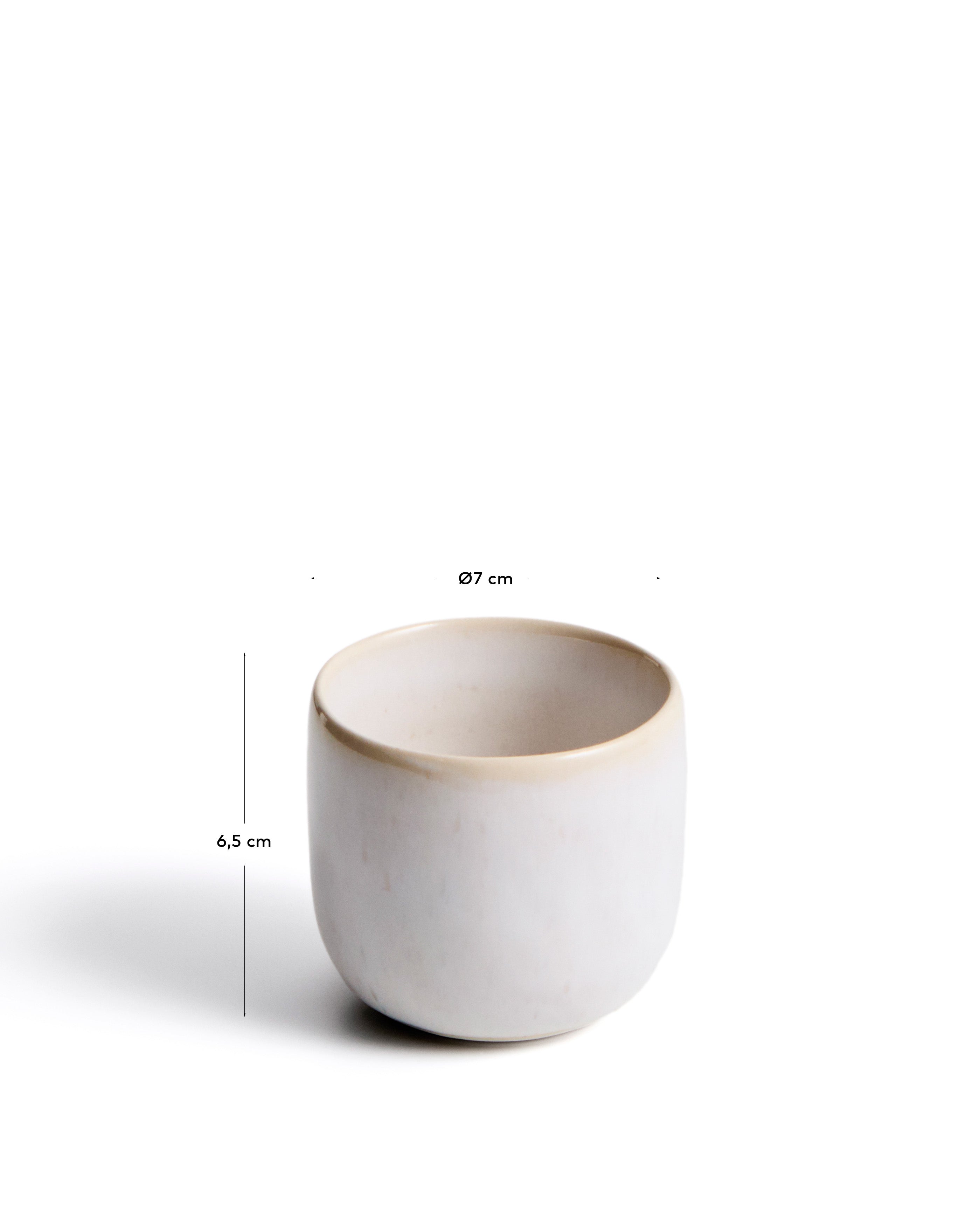Tasse Uilo aus Keramik in Weiß in Weiß präsentiert im Onlineshop von KAQTU Design AG. Tasse ist von Kave Home
