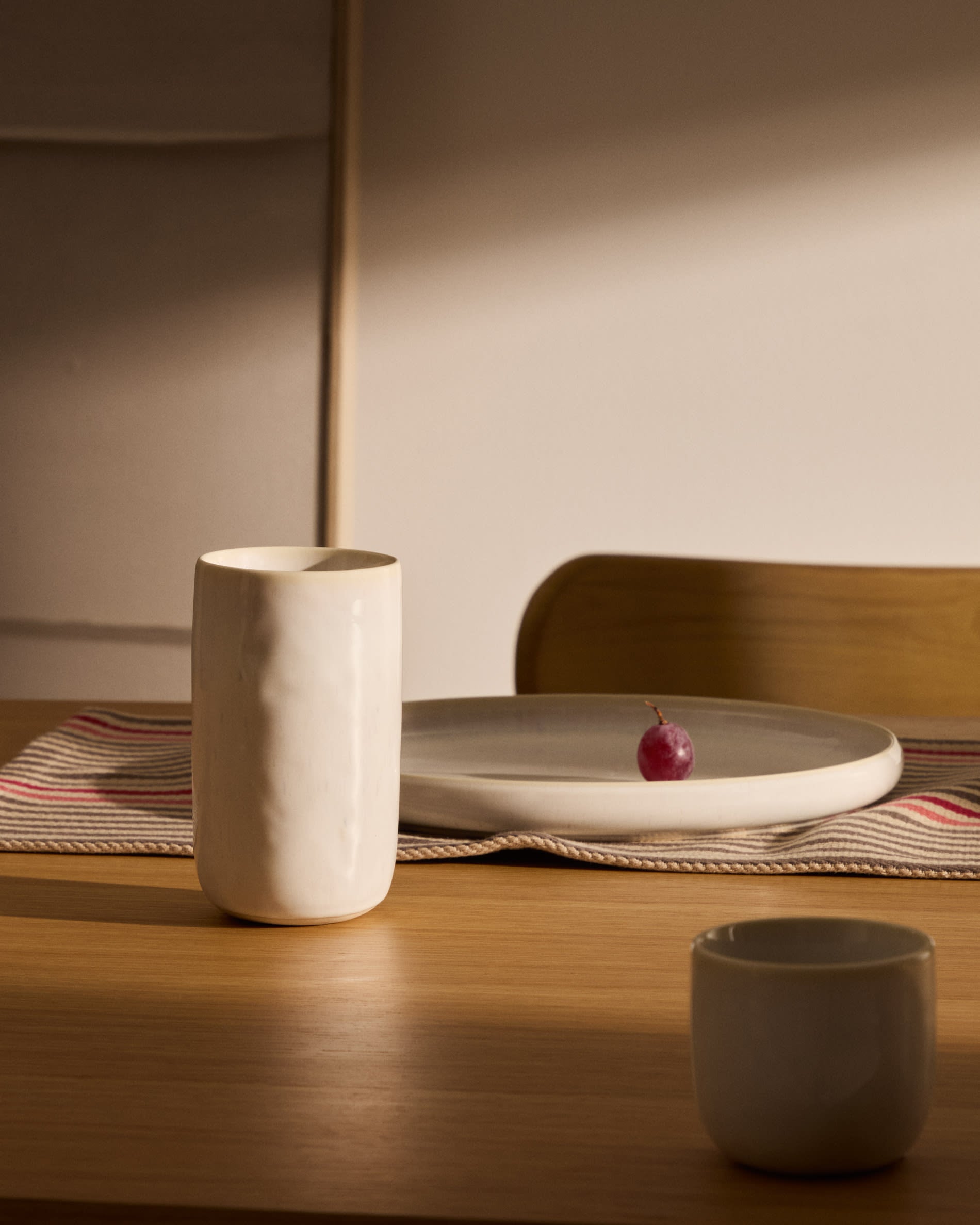 Elegante weisse Keramiktasse von Kave Home, ideal für Heissgetränke, spülmaschinen- und mikrowellengeeignet.