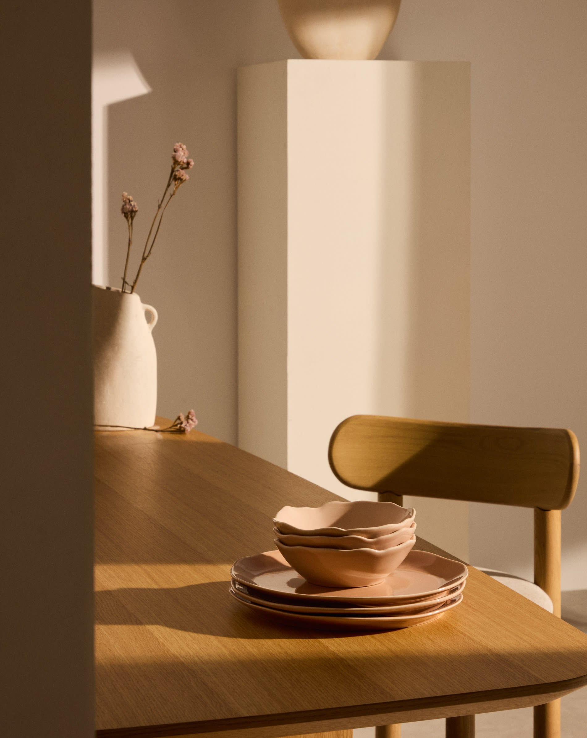 Die rosa Tiraya Keramikschale von Kave Home überzeugt mit ihrem stilvollen Look und ist perfekt für moderne Tischarrangements.