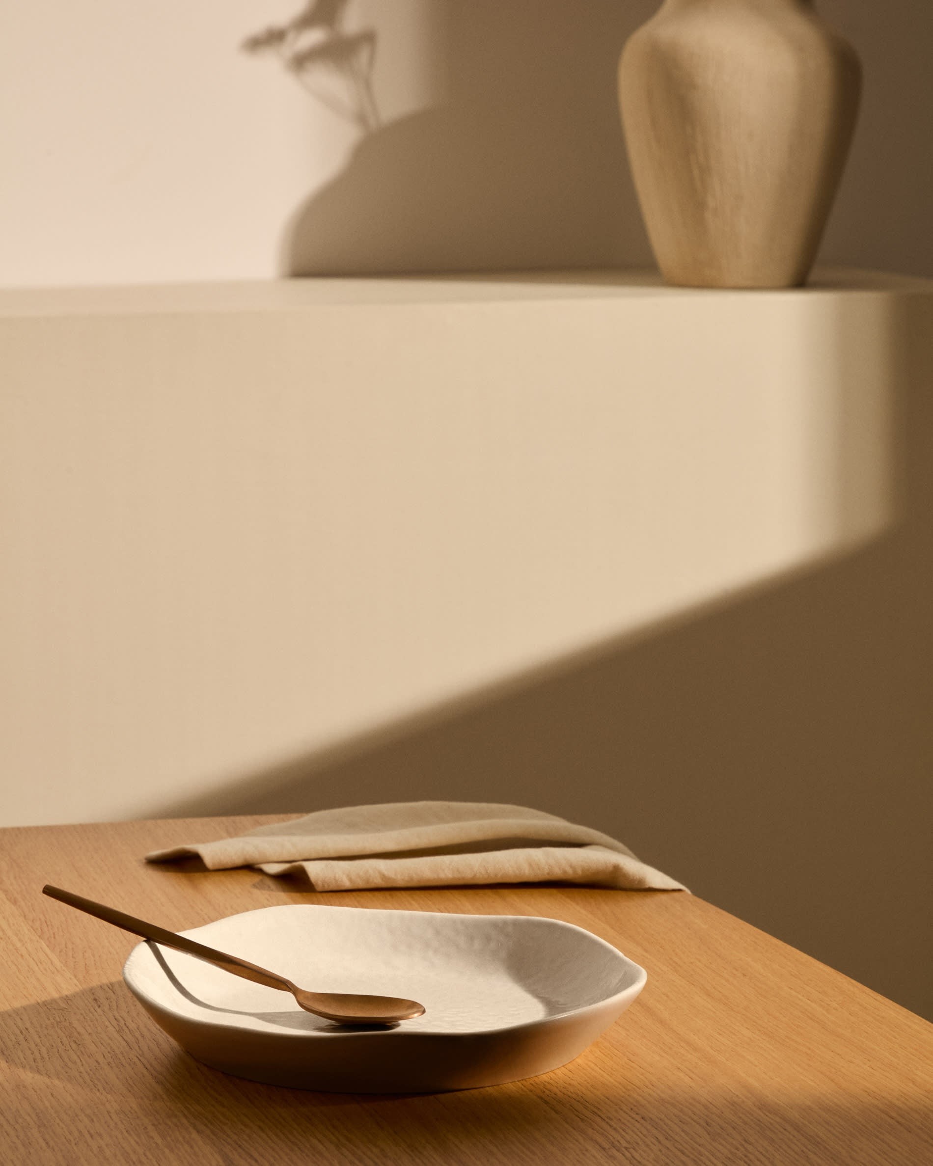 Eleganter weisser Keramikteller von Kave Home, ideal für Desserts. Zeitloses Design, langlebig und pflegeleicht.